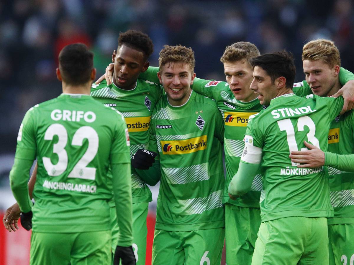 In grünen Trikots feiern Vincenzo Grifo, Reece Oxford, Christoph Kramer, Matthias Ginter, Lars Stindl und Nico Elvedi zusammen.