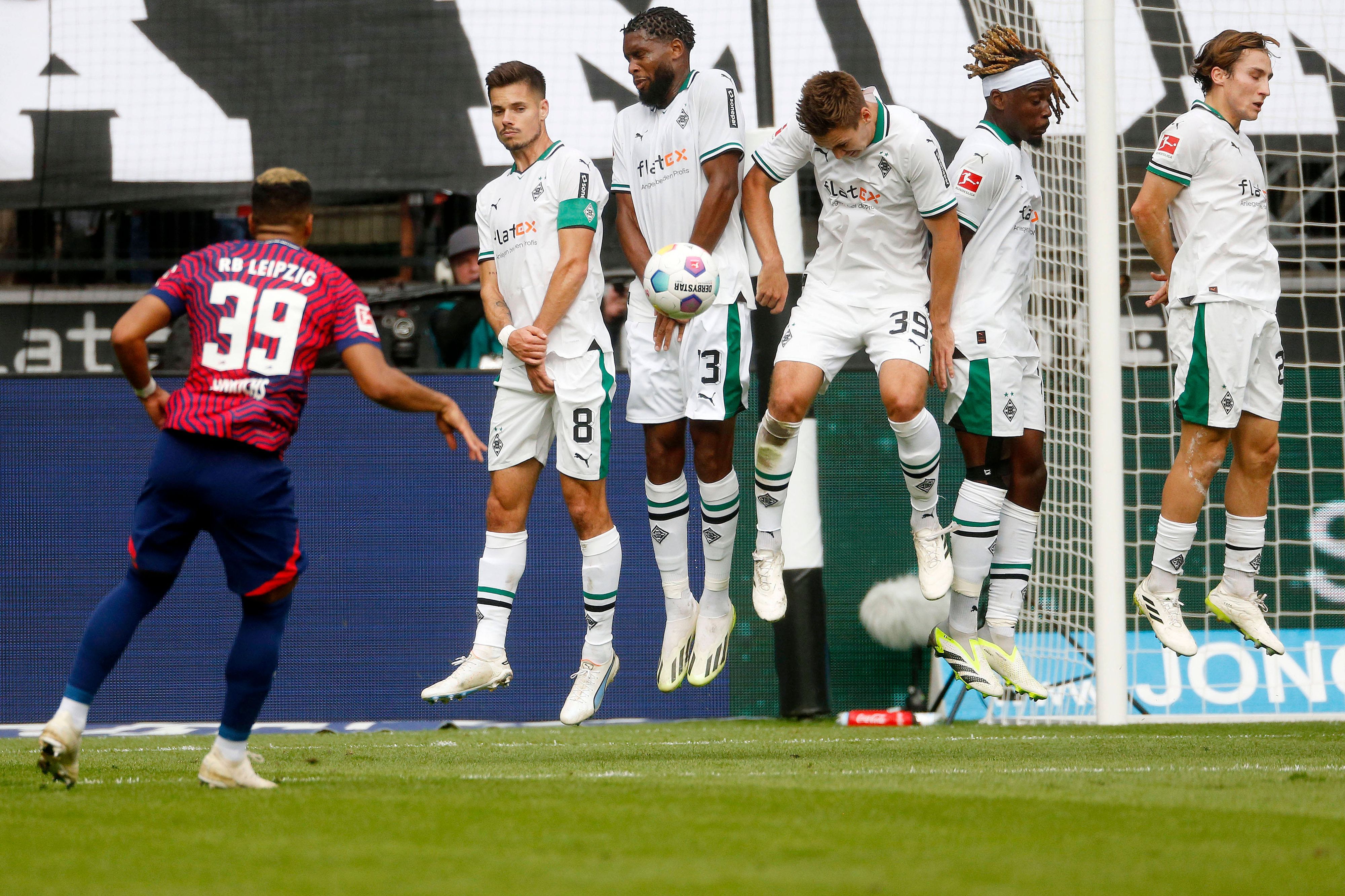 ! Benjamin Henrichs von RB Leipzig schießt einen Freistoß in die Mauer, den Max Wöber mit dem Kopf abblockt.