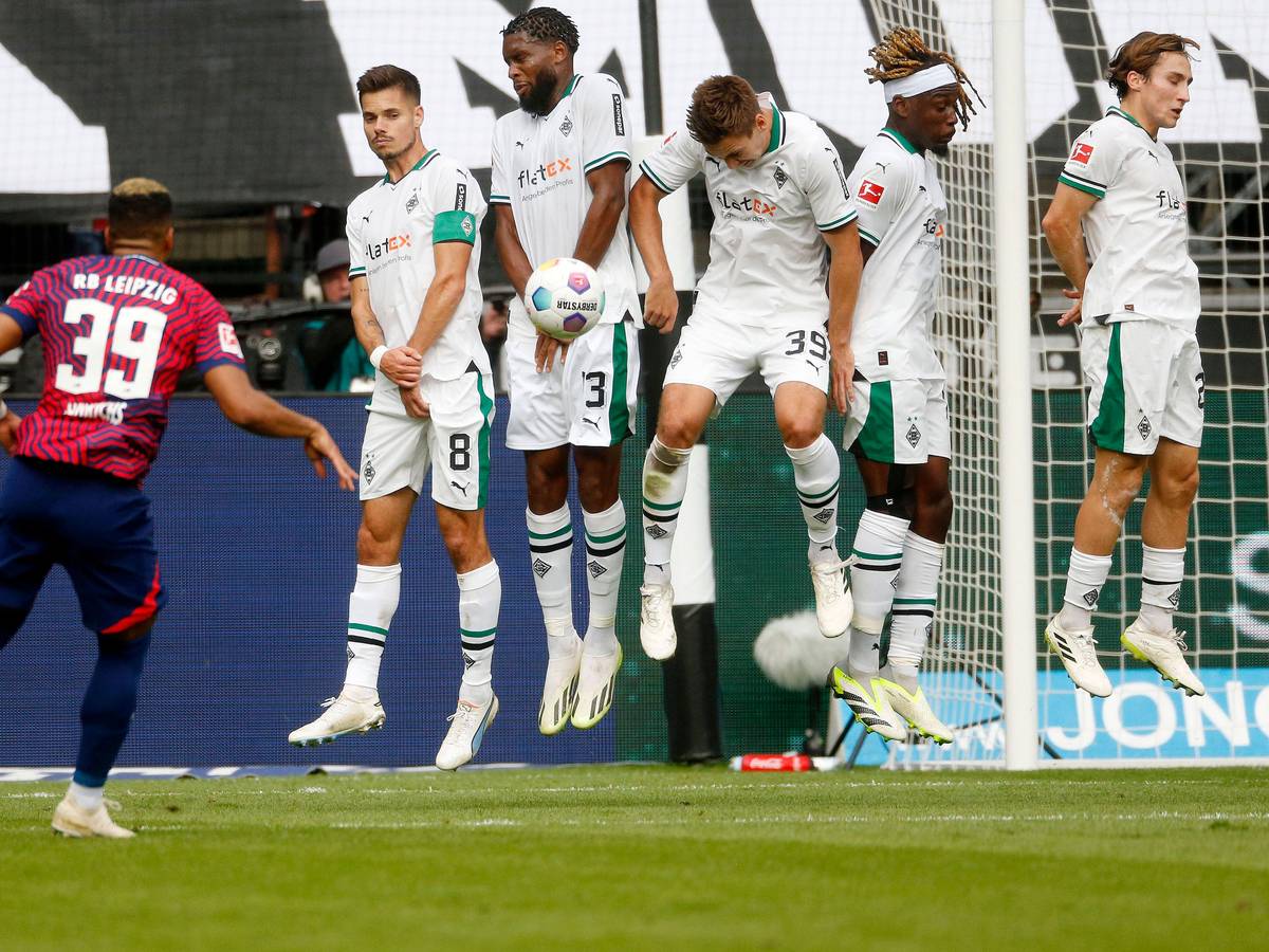 ! Benjamin Henrichs von RB Leipzig schießt einen Freistoß in die Mauer, den Max Wöber mit dem Kopf abblockt.