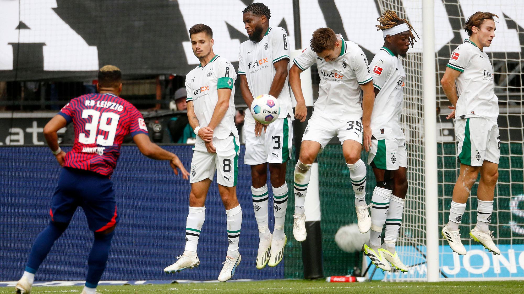! Benjamin Henrichs von RB Leipzig schießt einen Freistoß in die Mauer, den Max Wöber mit dem Kopf abblockt.