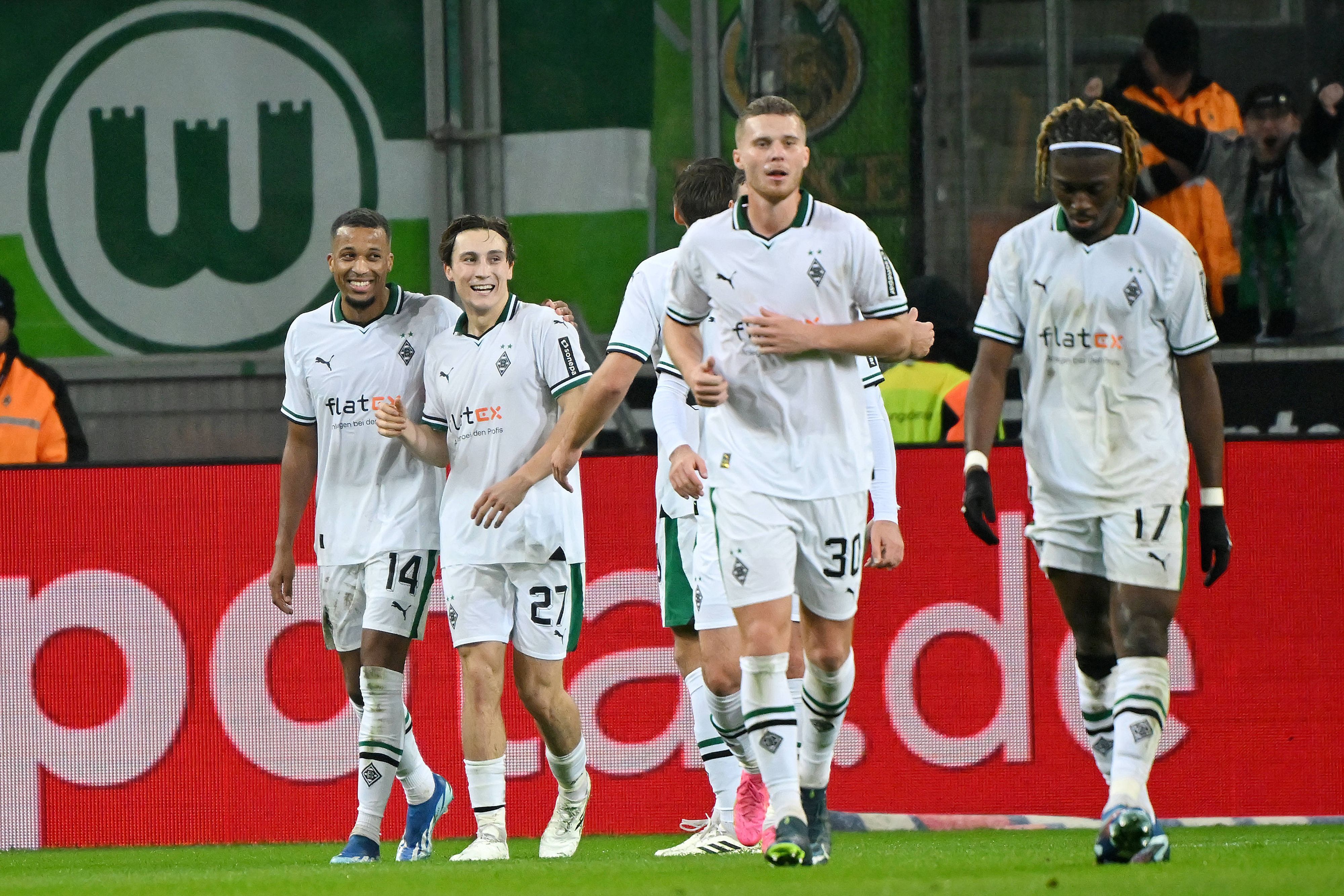 Die Borussia-Spieler bejubeln den Premieren-Treffer von Rocco Reitz in der Bundesliga.