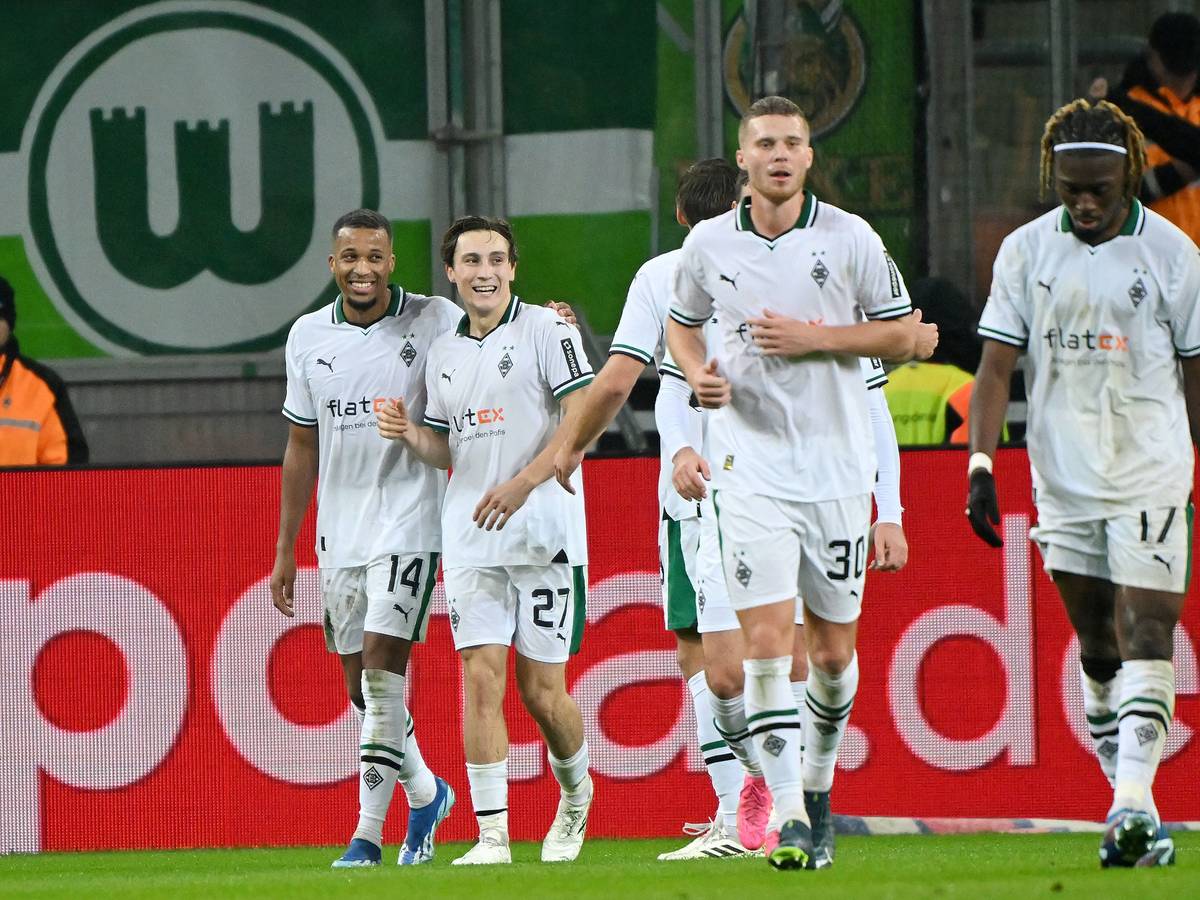 Die Borussia-Spieler bejubeln den Premieren-Treffer von Rocco Reitz in der Bundesliga.