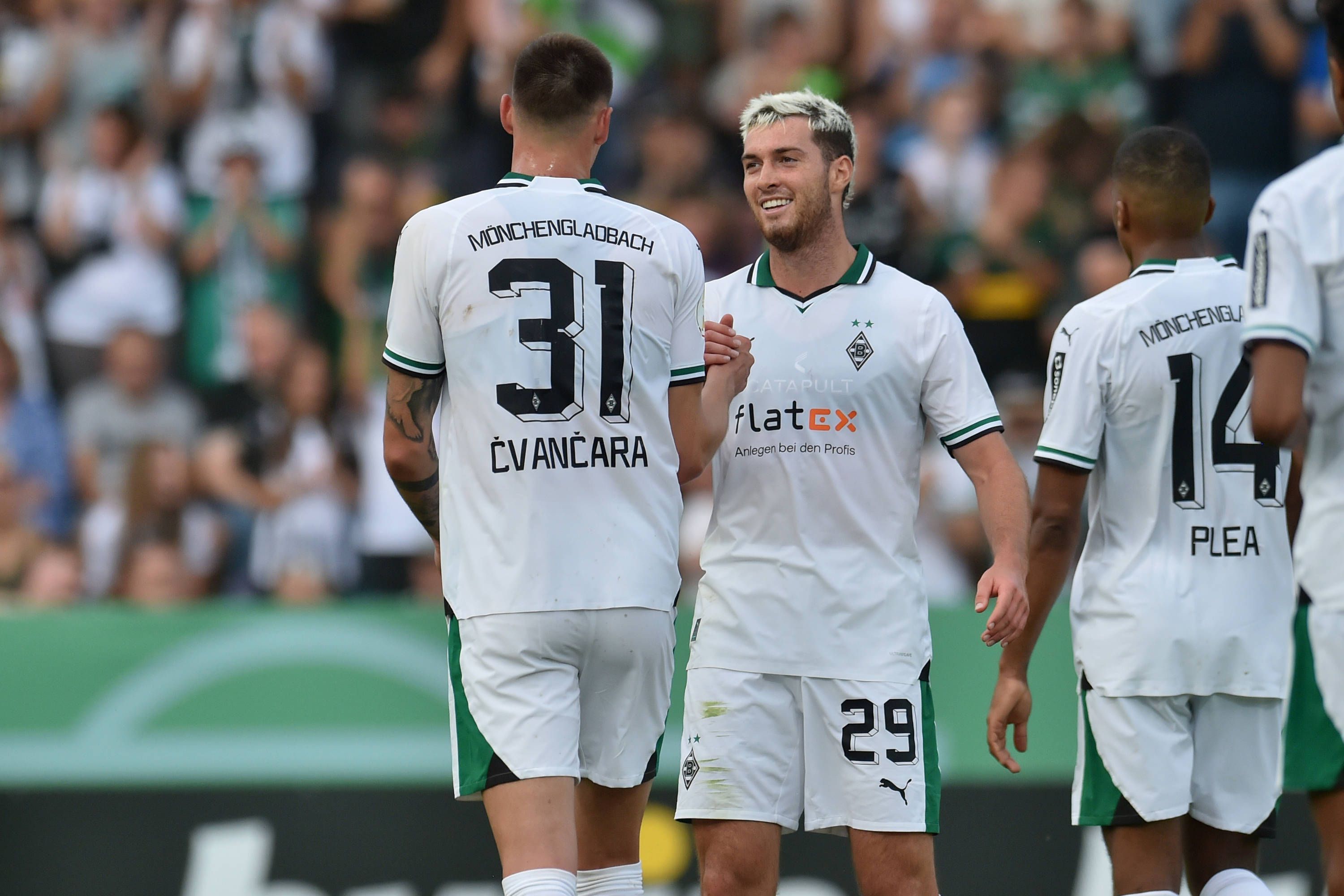 Tomas Cvancara und Joe Scally klatschen sich lächelnd ab.