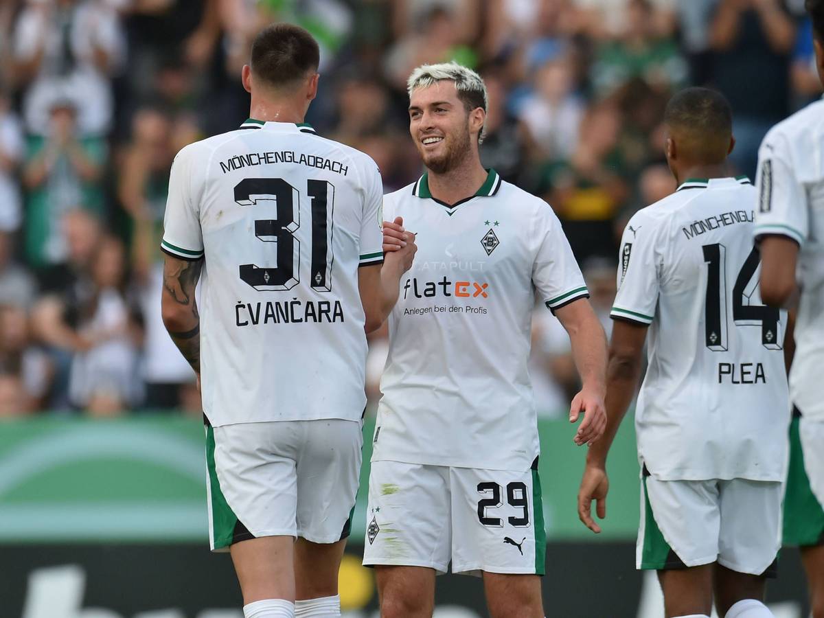 Tomas Cvancara und Joe Scally klatschen sich lächelnd ab.