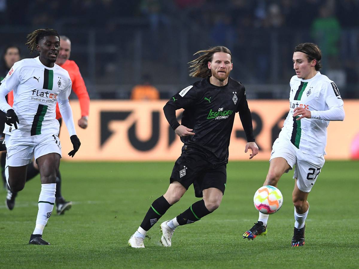 Eugen Polanski am Ball, Manu Koné und Rocco Reitz laufen hinterher.