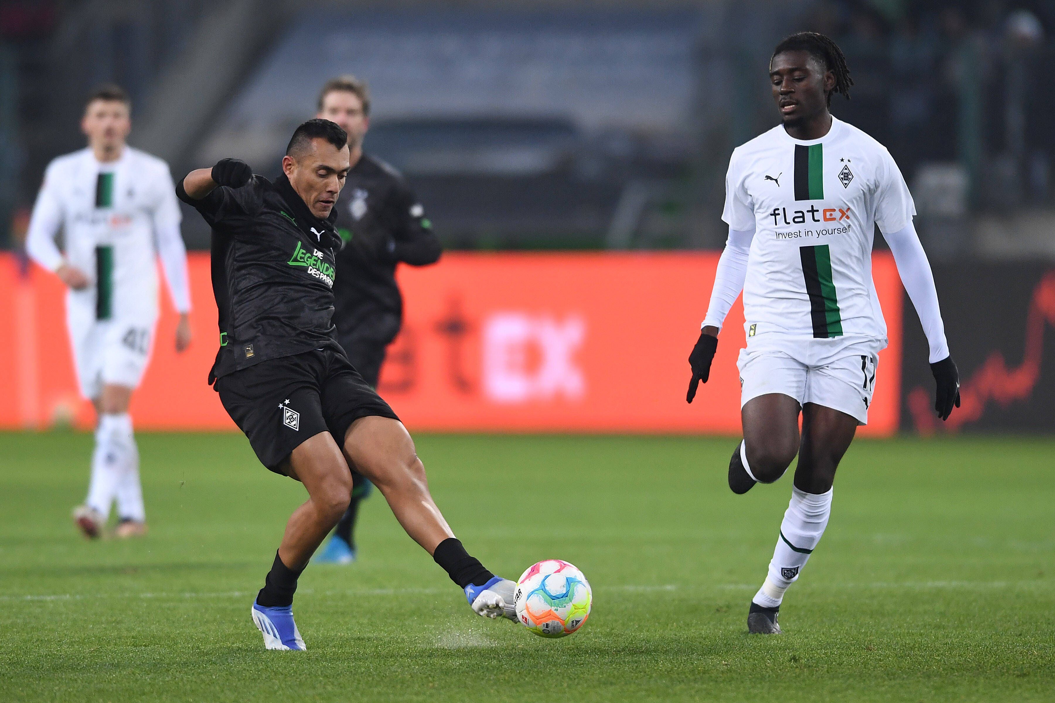 Juan Arango spielt einen Pass.