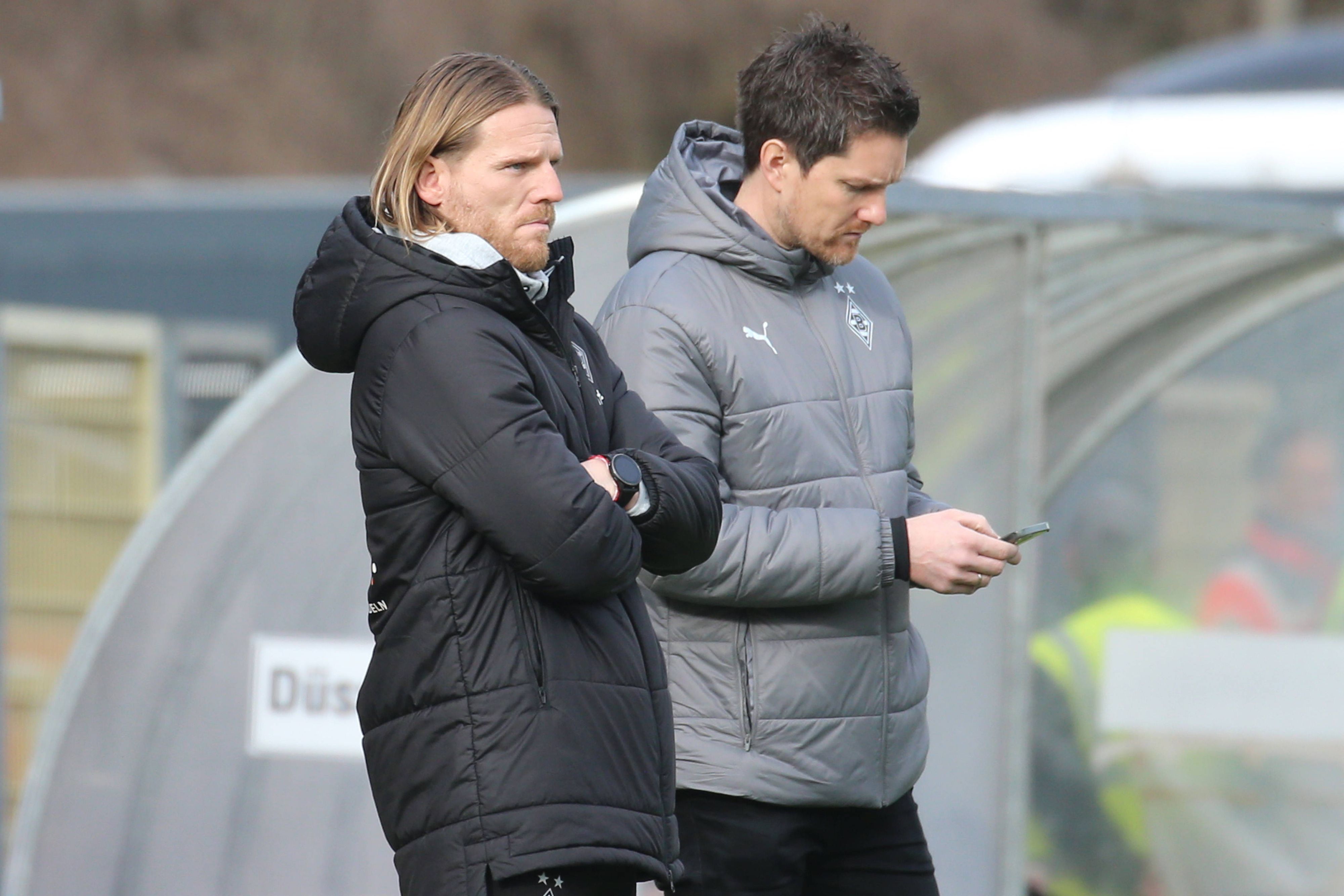 Eugen Polanski und Mirko Sandmöller stehen am Spielfeldrand.