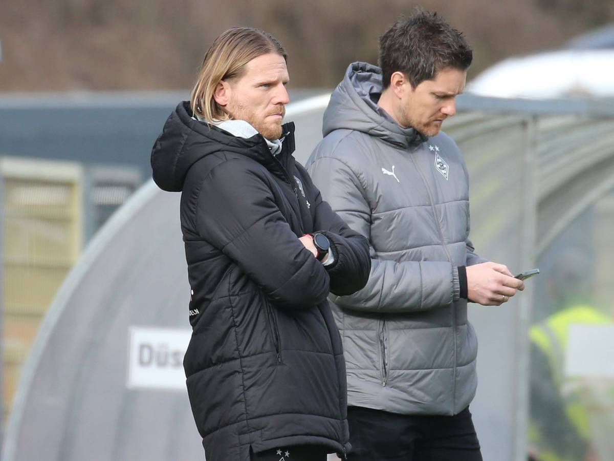 Eugen Polanski und Mirko Sandmöller stehen am Spielfeldrand.