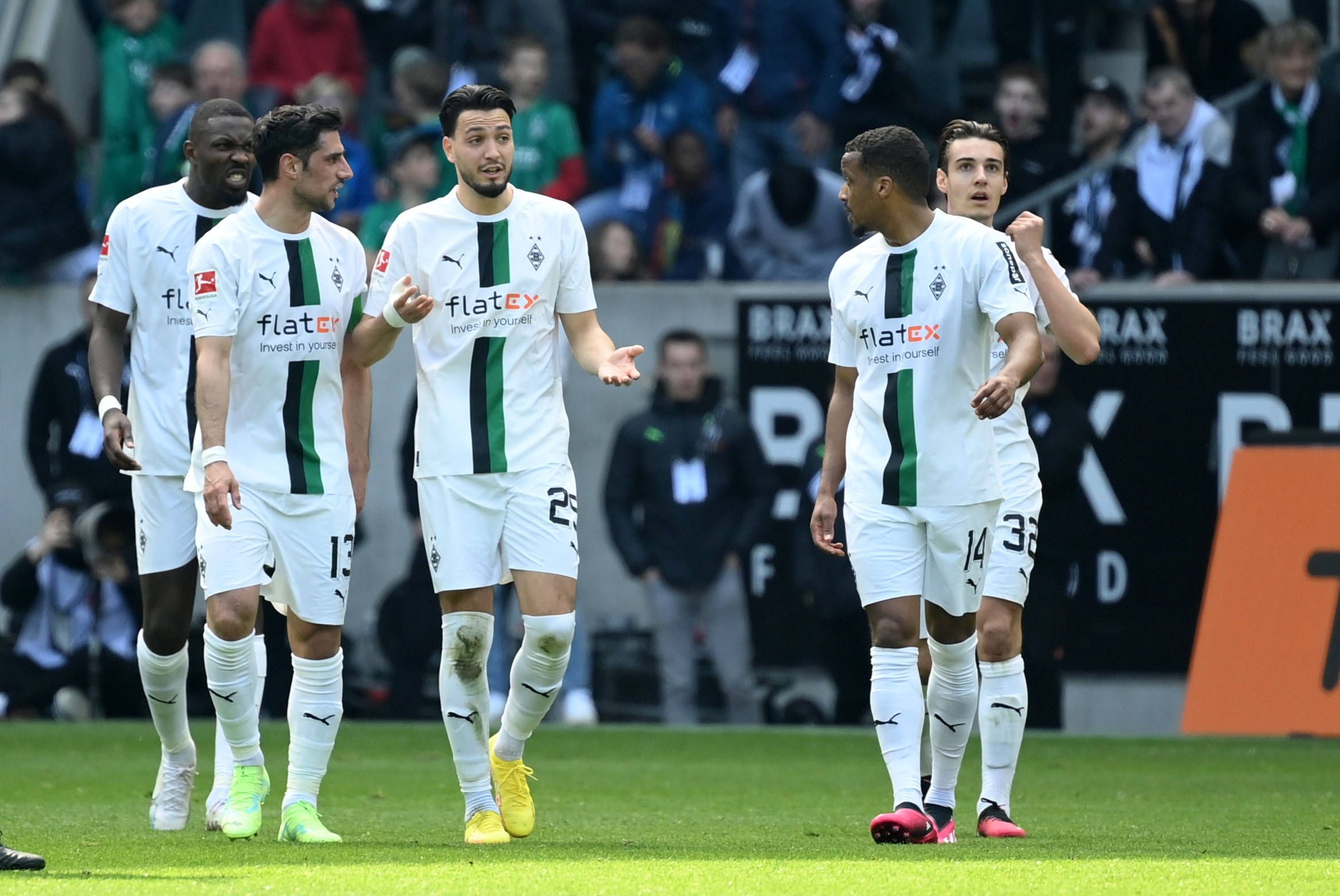 Spieler von Borussia Mönchengladbach unterhalten sich.