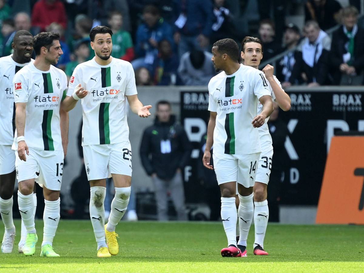 Spieler von Borussia Mönchengladbach unterhalten sich.