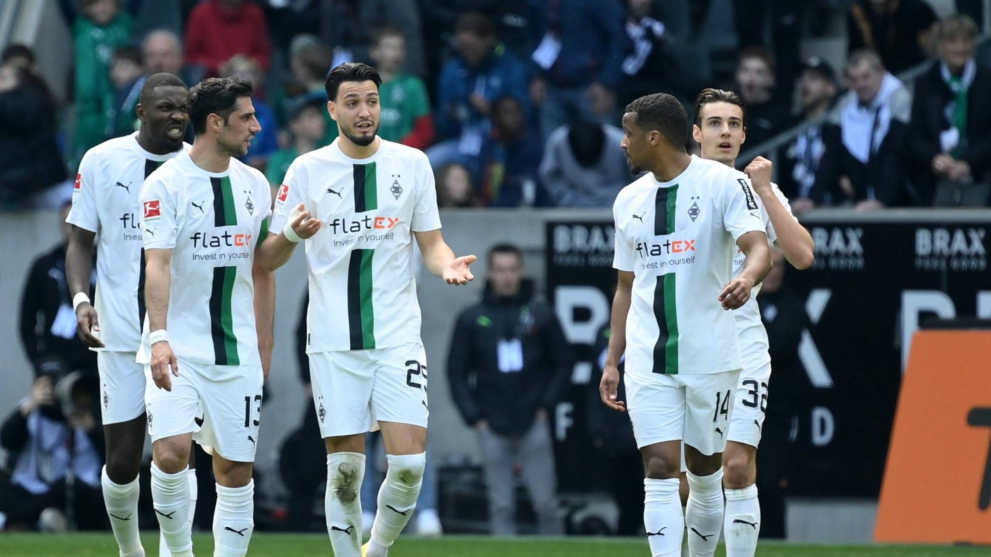Spieler von Borussia Mönchengladbach unterhalten sich.