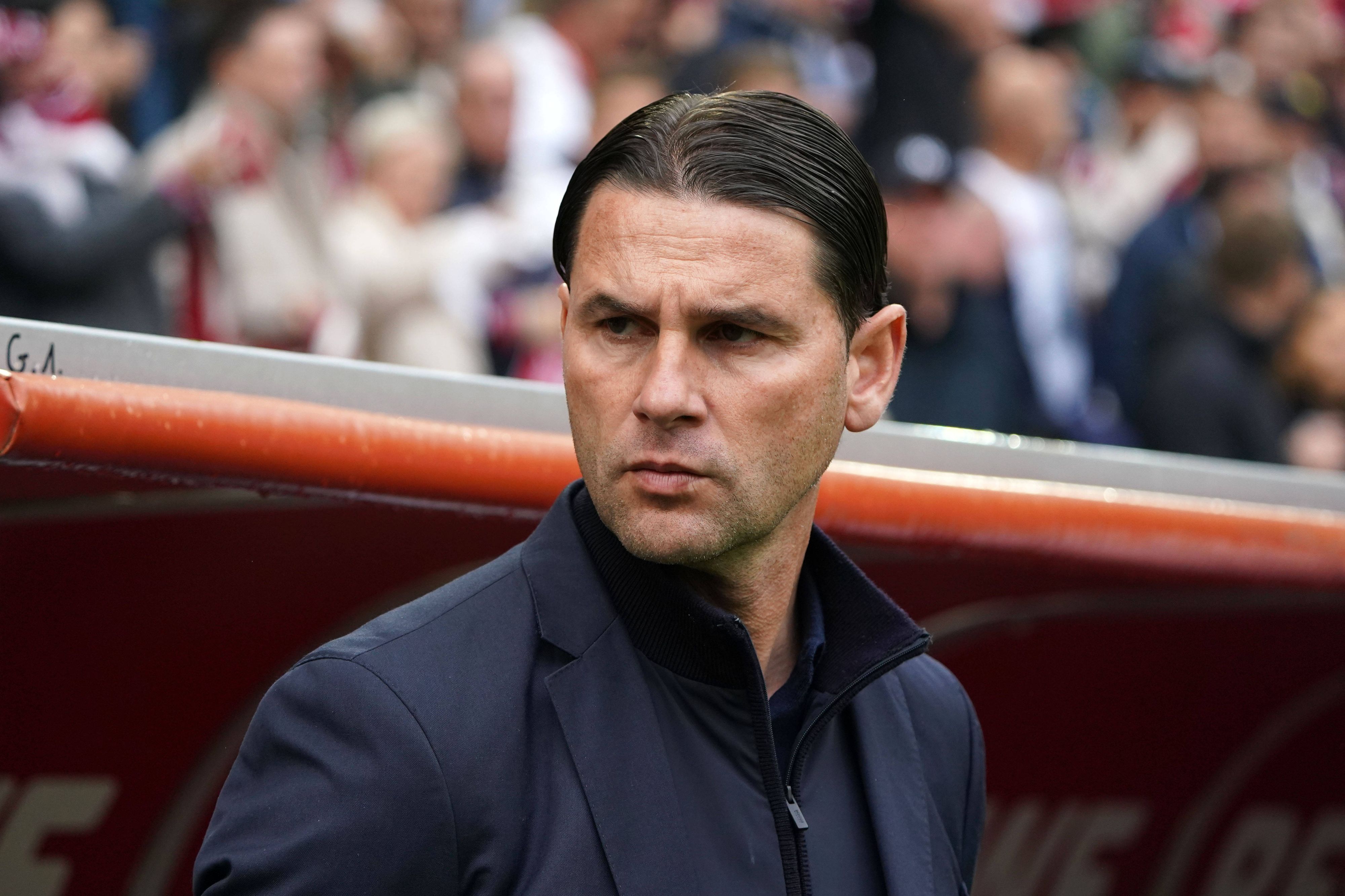 Gerardo Seoane schaut über seine rechte Schulter.