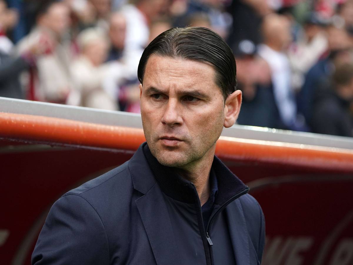 Gerardo Seoane schaut über seine rechte Schulter.