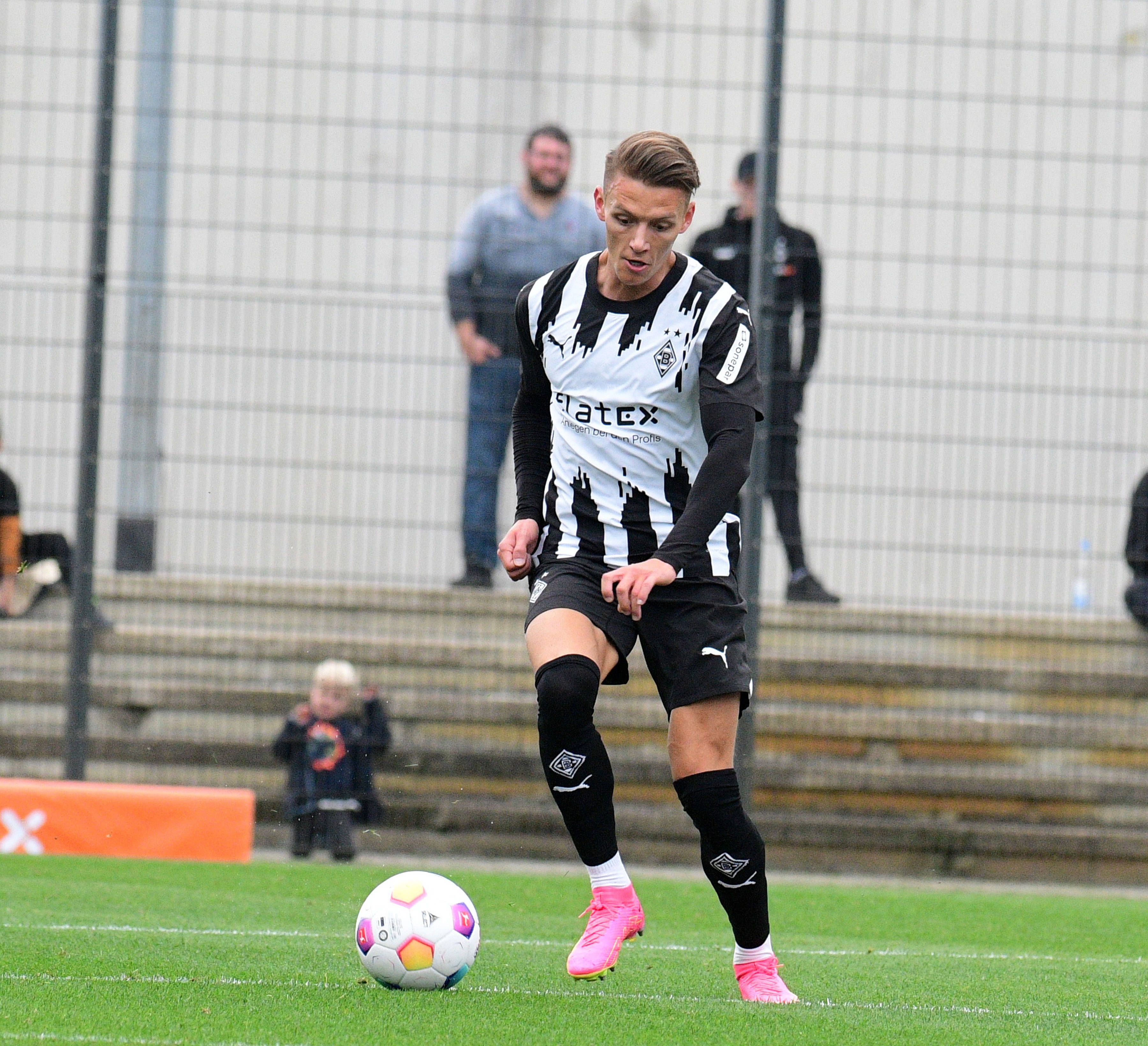 Hannes Wolf blickt auf den Ball.