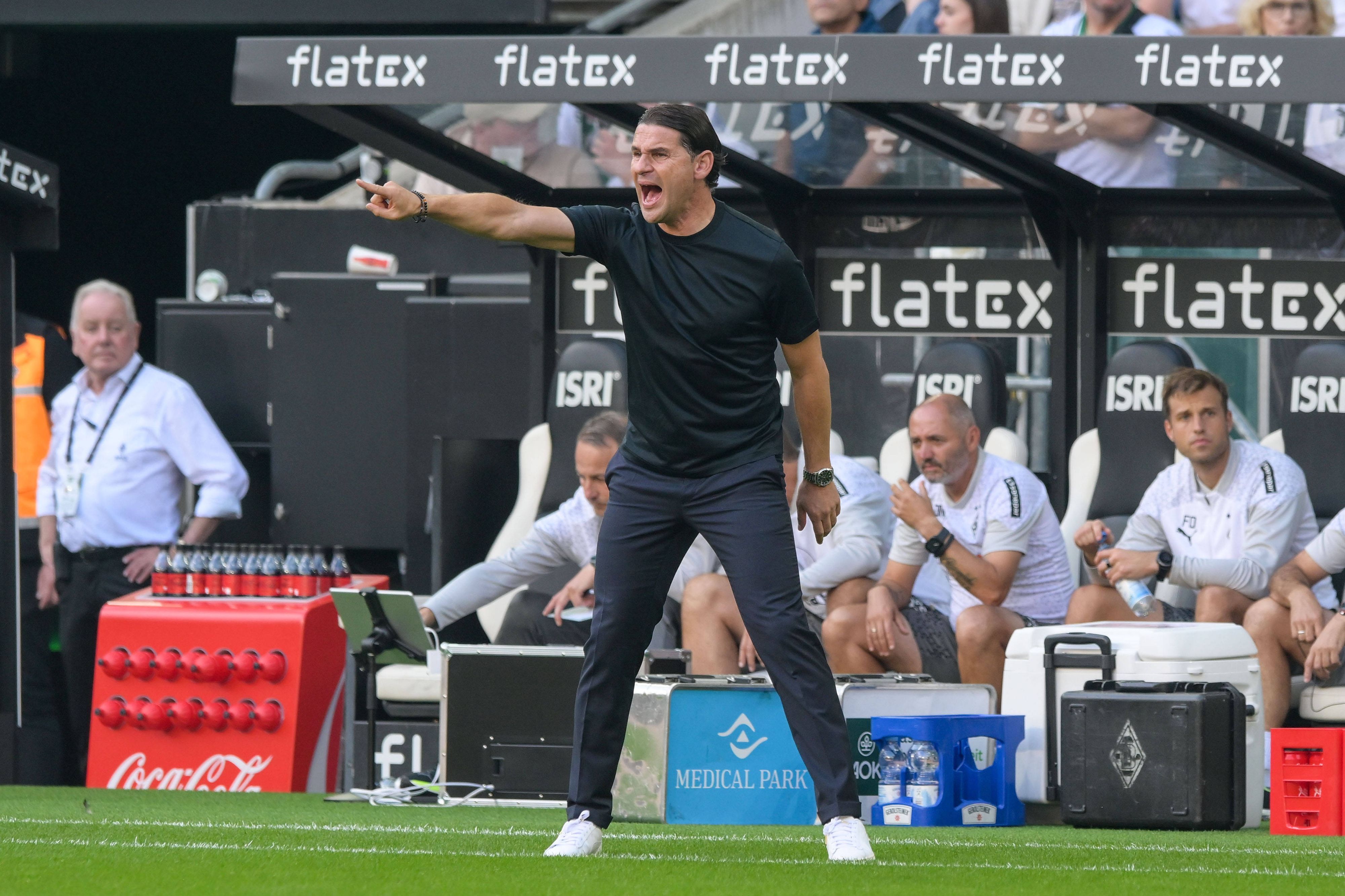 Gerardo Seoane streckt seinen rechten Zeigefinger heraus.