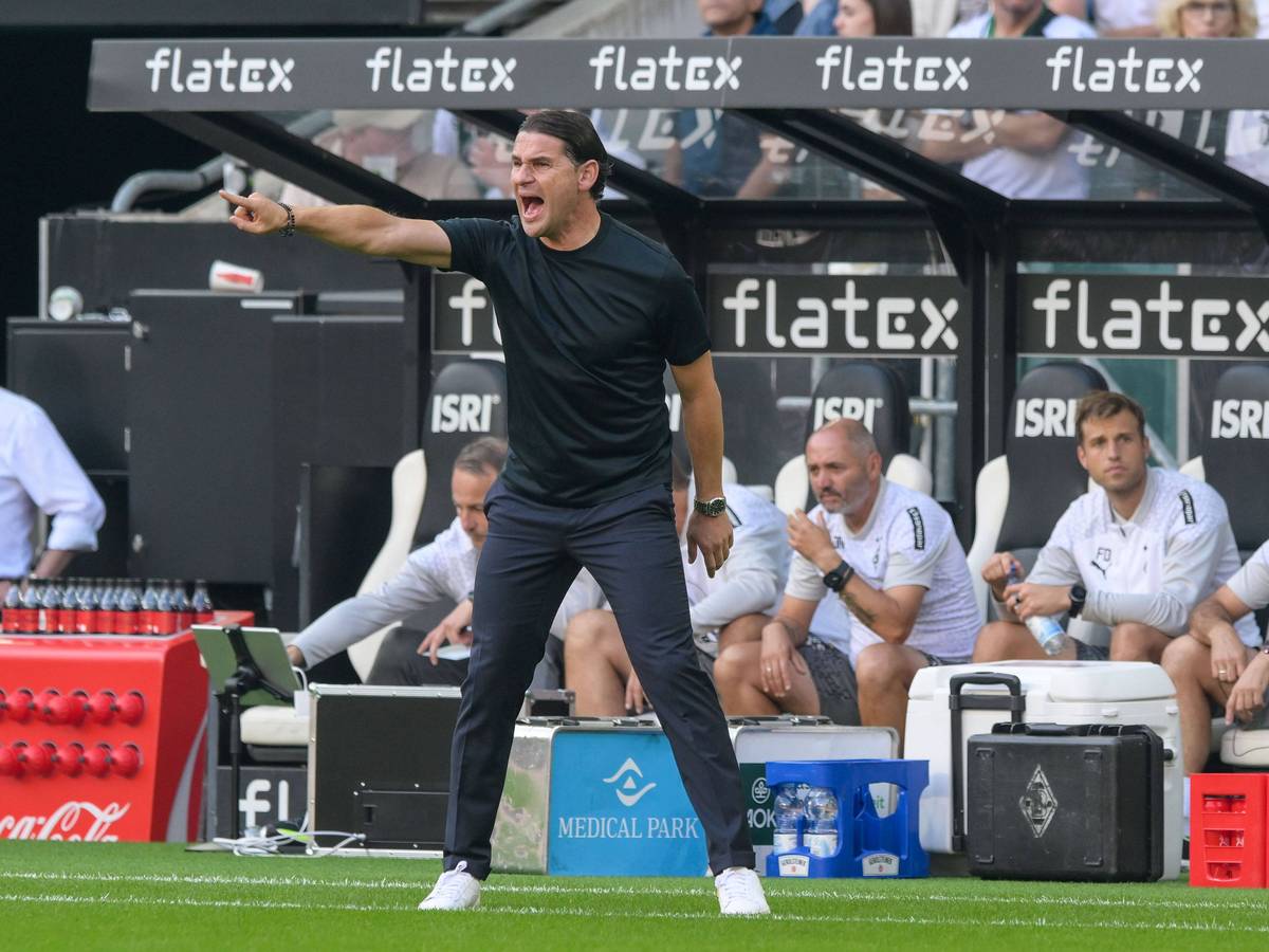 Gerardo Seoane streckt seinen rechten Zeigefinger heraus.