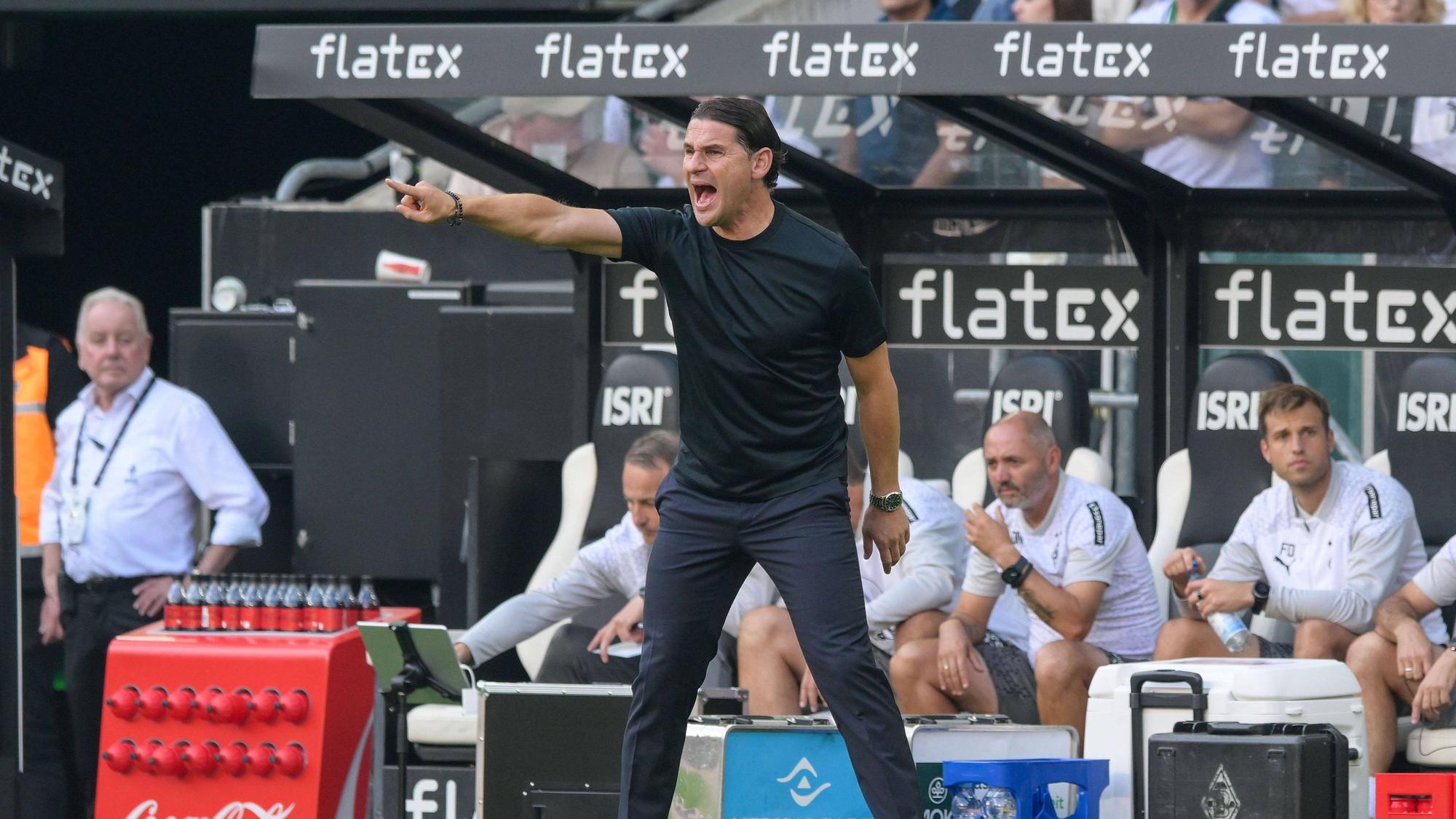 Gerardo Seoane streckt seinen rechten Zeigefinger heraus.