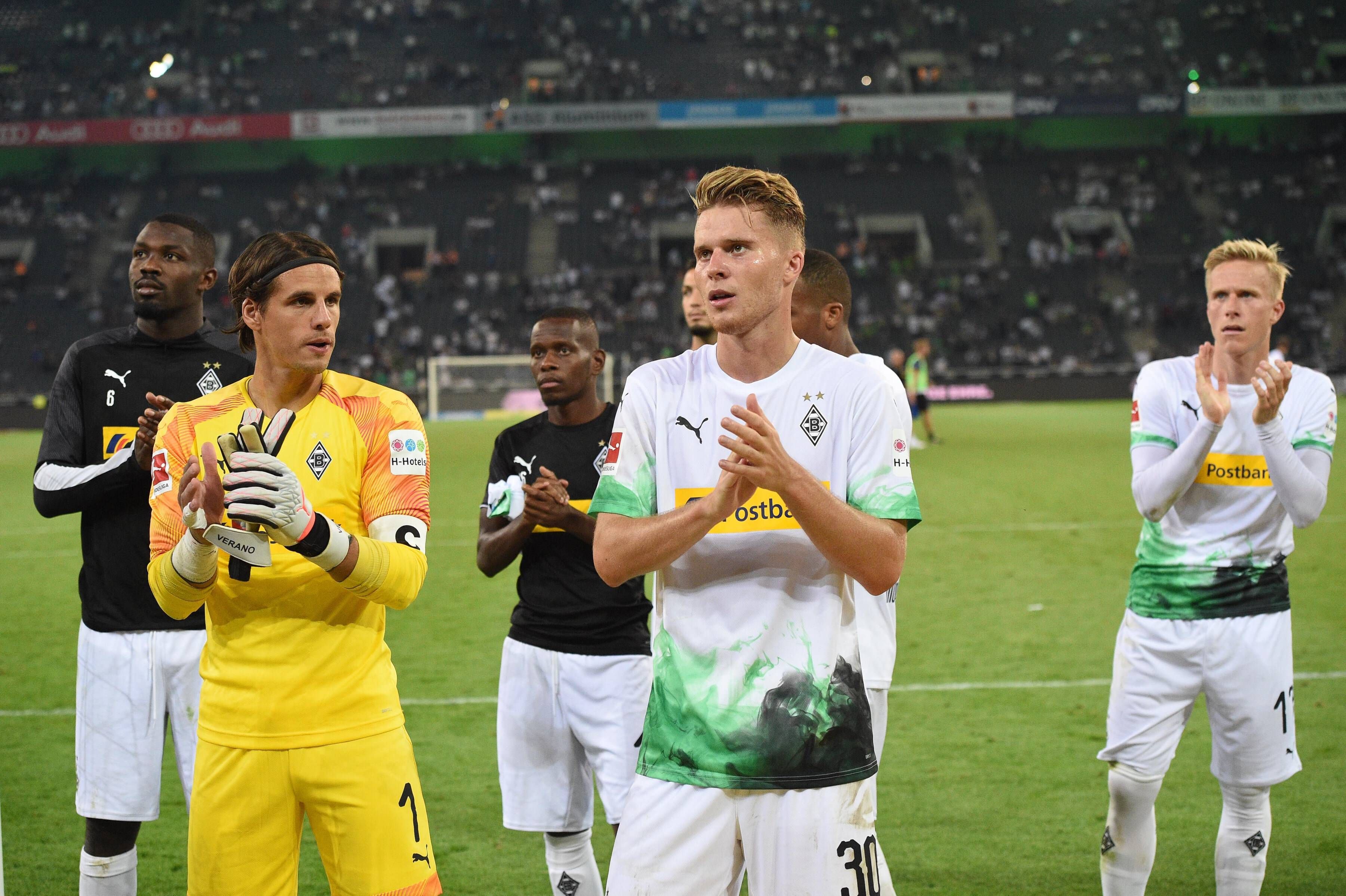 Spieler von Borussia Mönchengladbach applaudieren den Fans in der Nordkurve.
