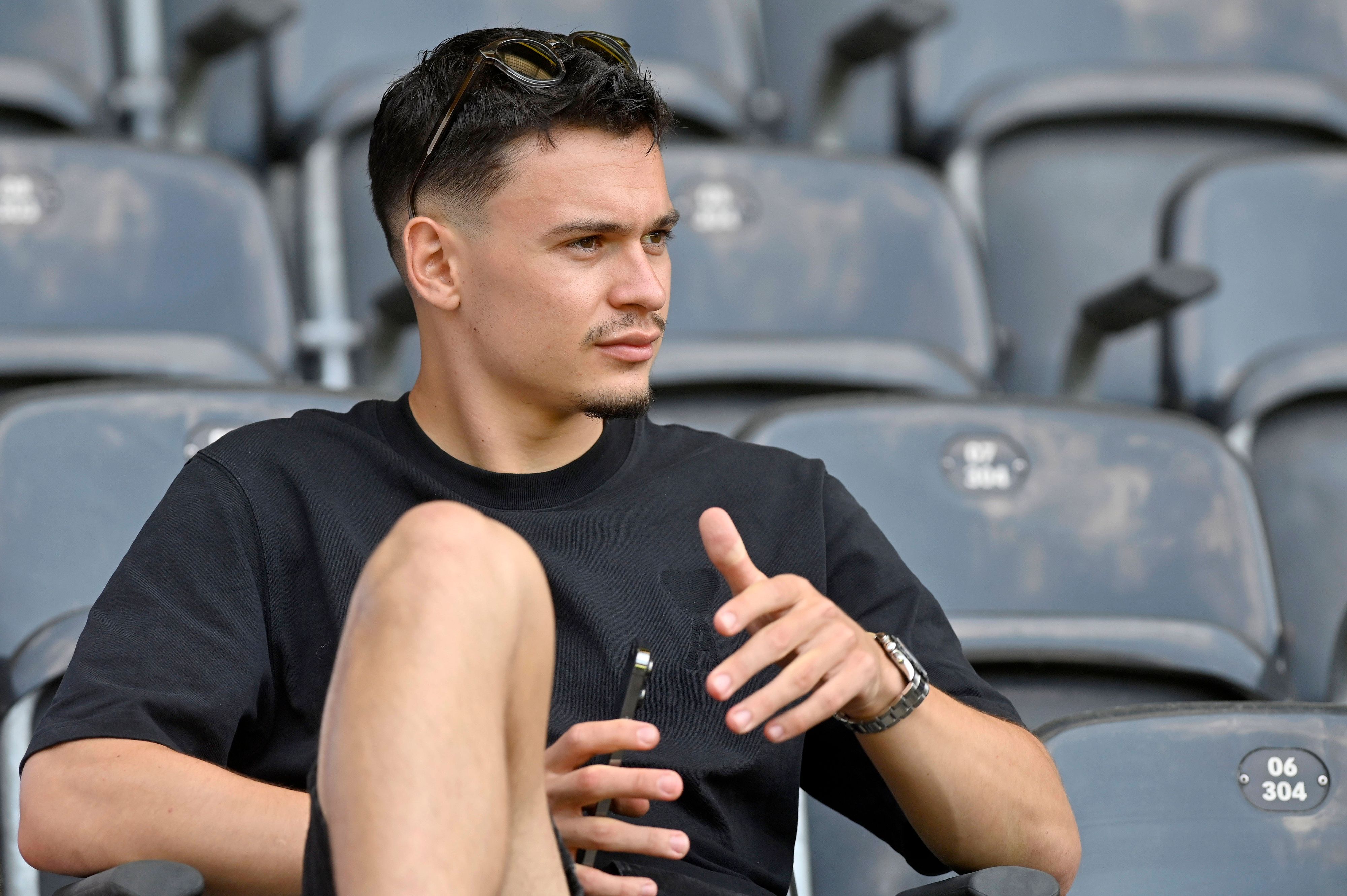 Fabian Rieder sitzt auf der Tribüne im Stadion von Young Boys Bern.