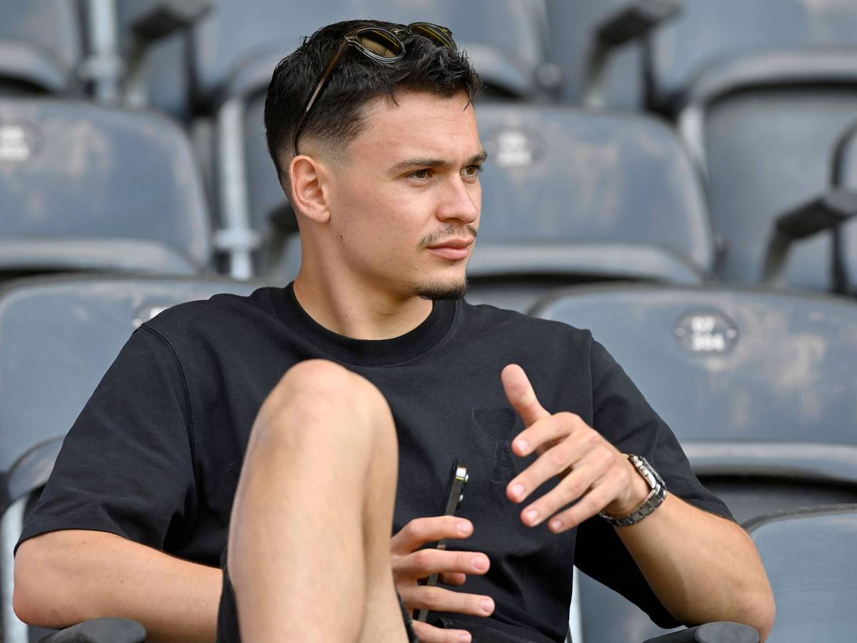 Fabian Rieder sitzt auf der Tribüne im Stadion von Young Boys Bern.