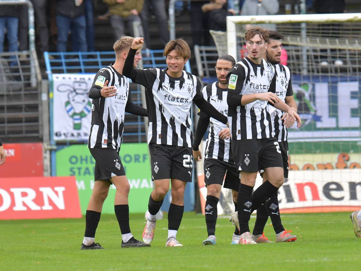 U23-Spieler von Borussia Mönchengladbach bejubeln einen Treffer.