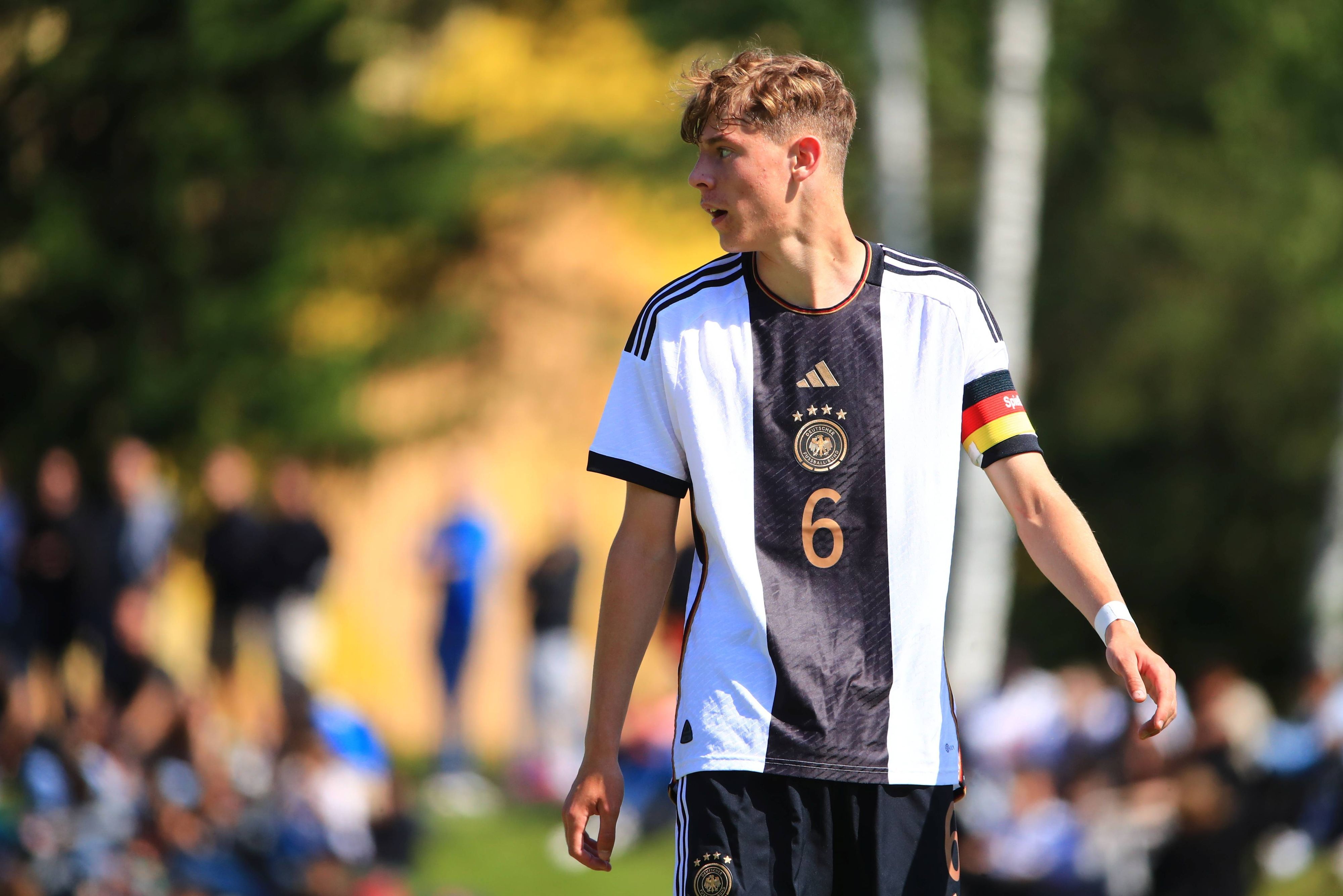 Talent von Borussia Mönchengladbach bei der U16-Nationalmannschaft mit Kapitänsbinde.