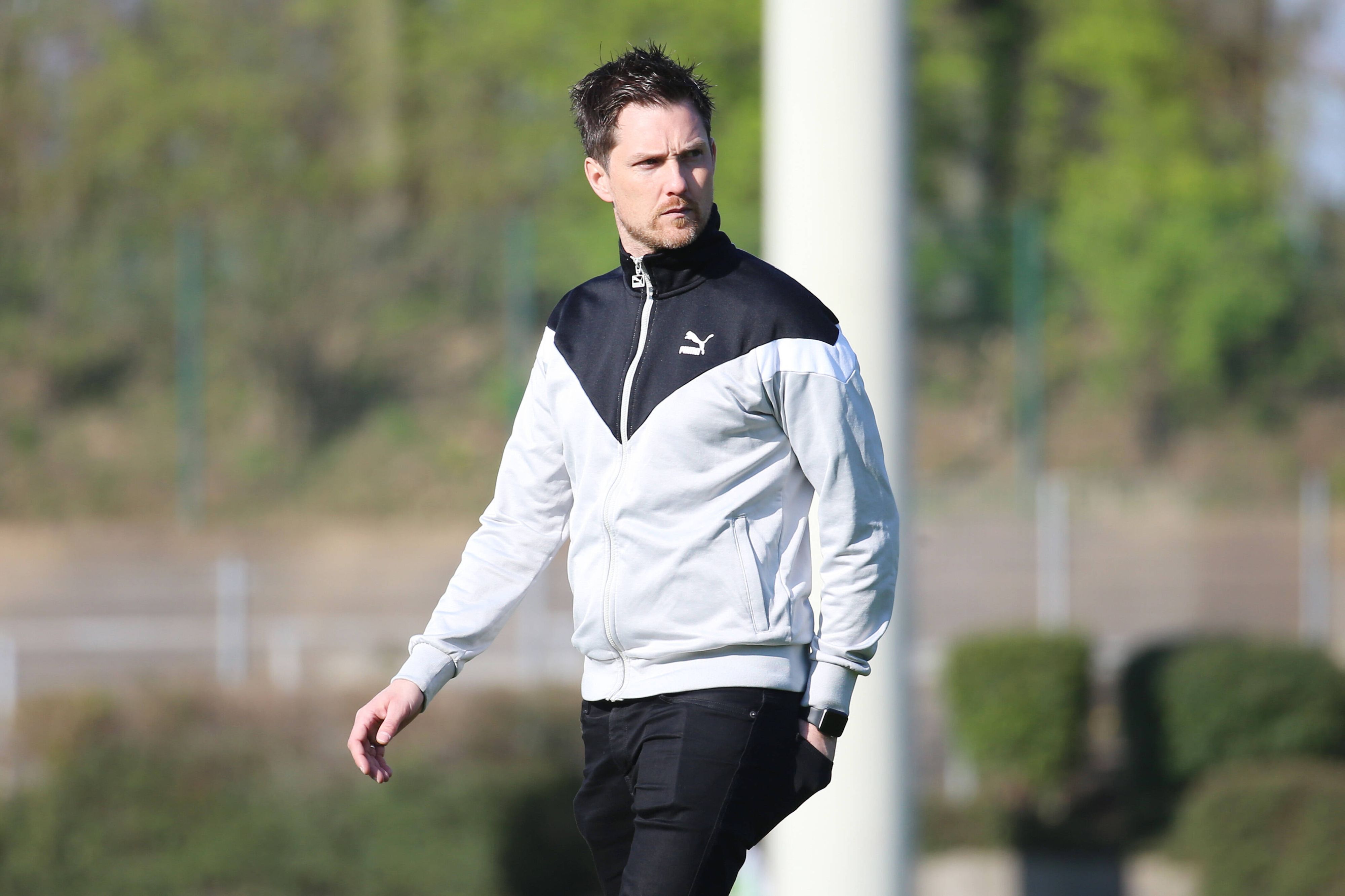 Nachwuchsleiter von Borussia Mönchengladbach mit ernstem Blick.