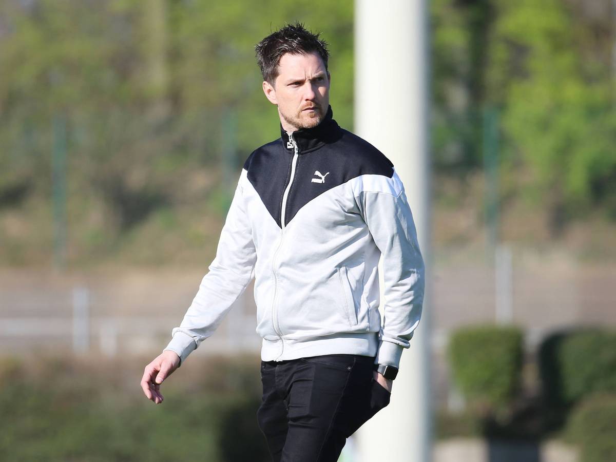 Nachwuchsleiter von Borussia Mönchengladbach mit ernstem Blick.