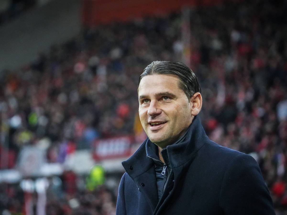 Trainer von Borussia Mönchengladbach lächelt.