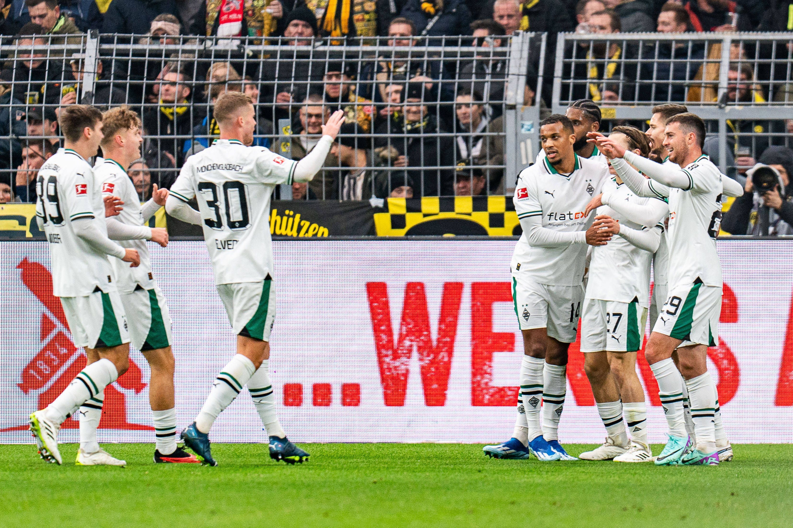 Die Gladbach-Spieler jubeln in Dortmund.