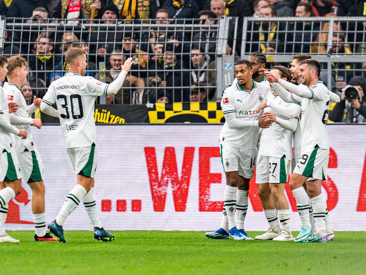 Die Gladbach-Spieler jubeln in Dortmund.