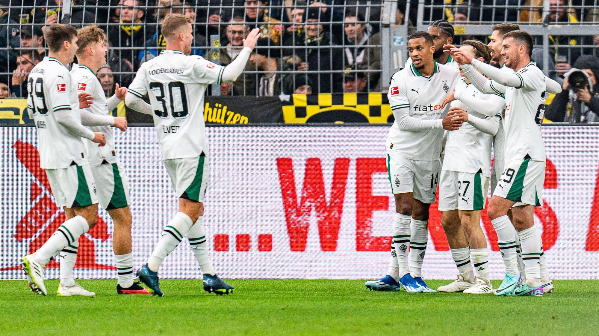 Die Gladbach-Spieler jubeln in Dortmund.