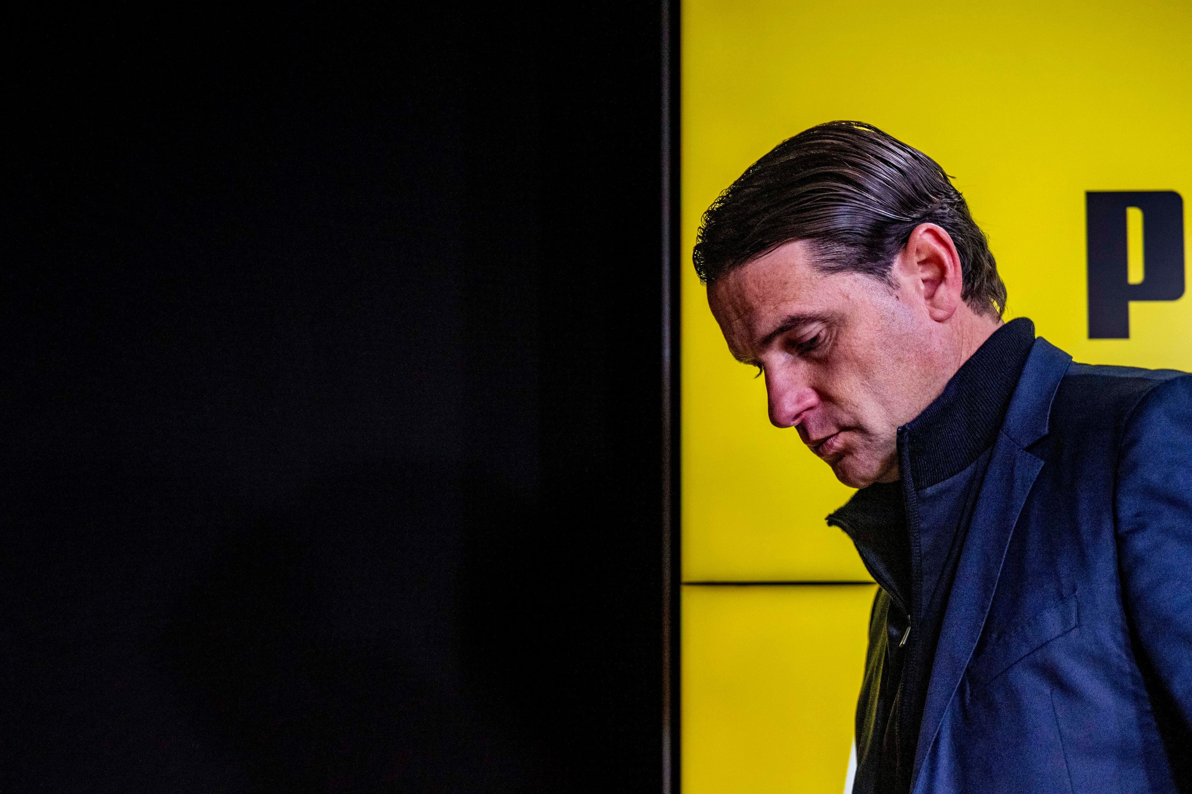 Gerardo Seoane verlässt das Podium nach einer Pressekonferenz in Dortmund.