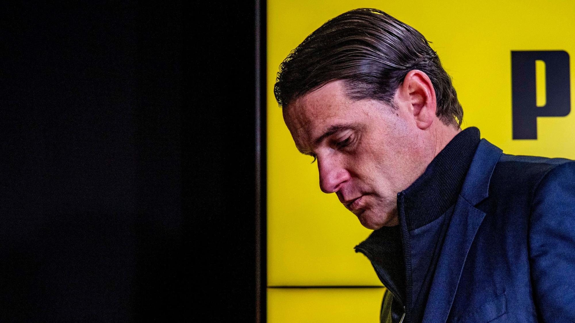 Gerardo Seoane verlässt das Podium nach einer Pressekonferenz in Dortmund.