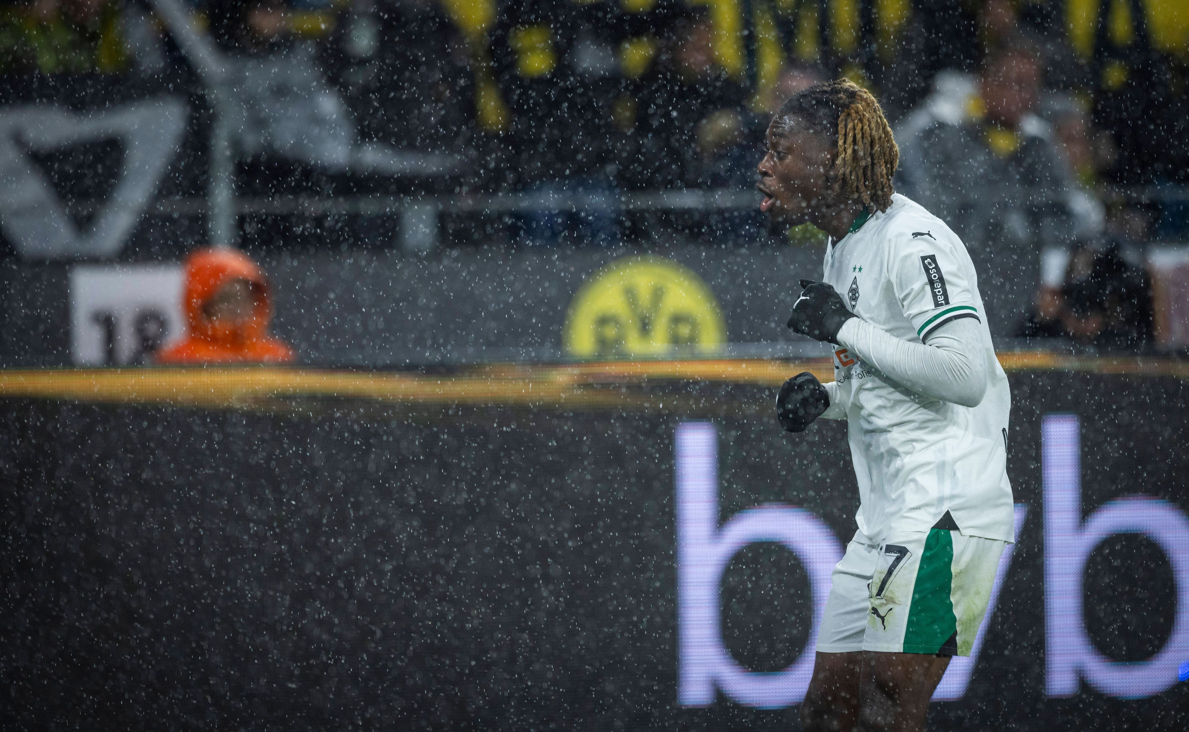 Manu Koné bejubelt seinen Treffer in Dortmund.