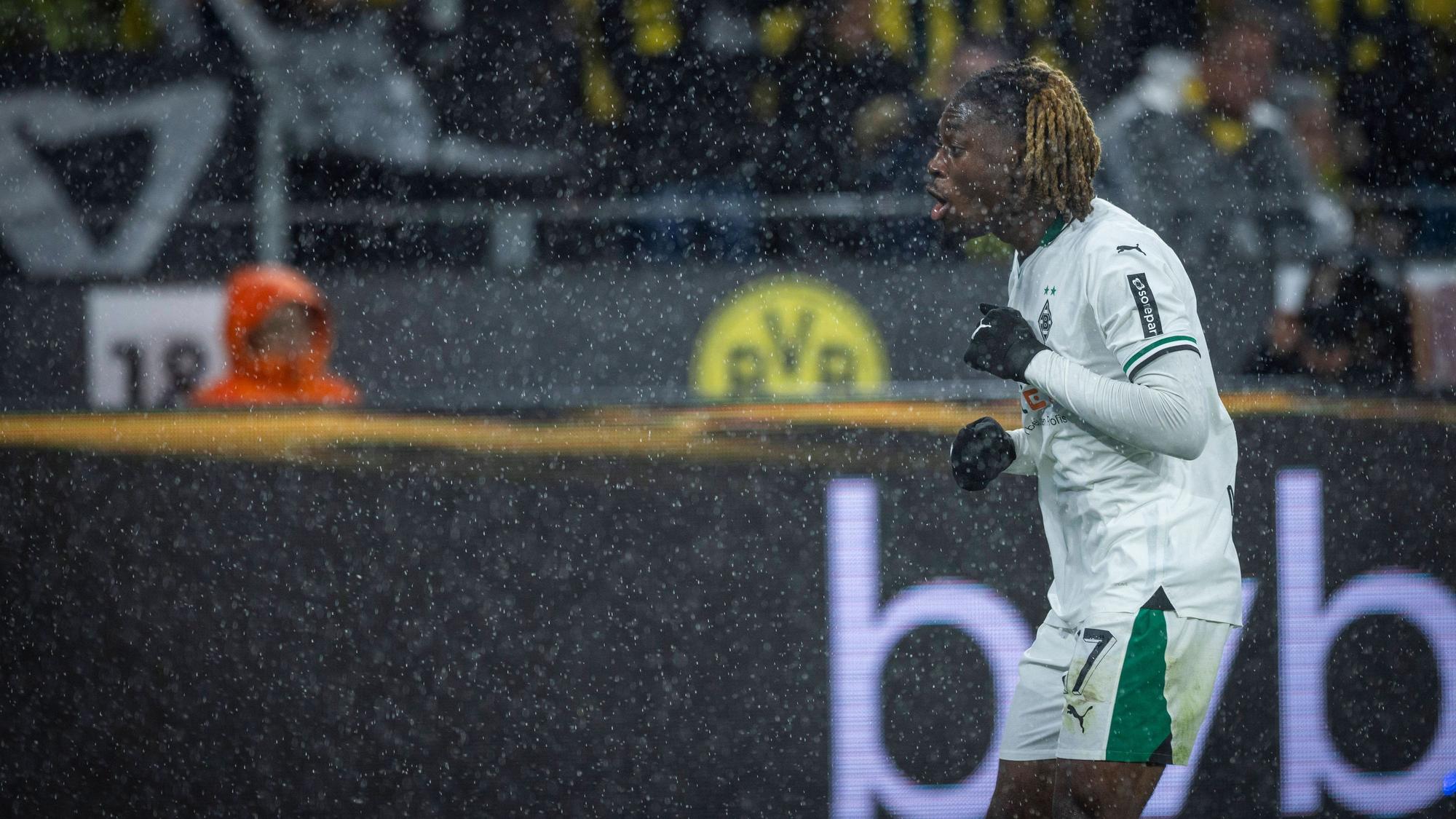 Manu Koné bejubelt seinen Treffer in Dortmund.