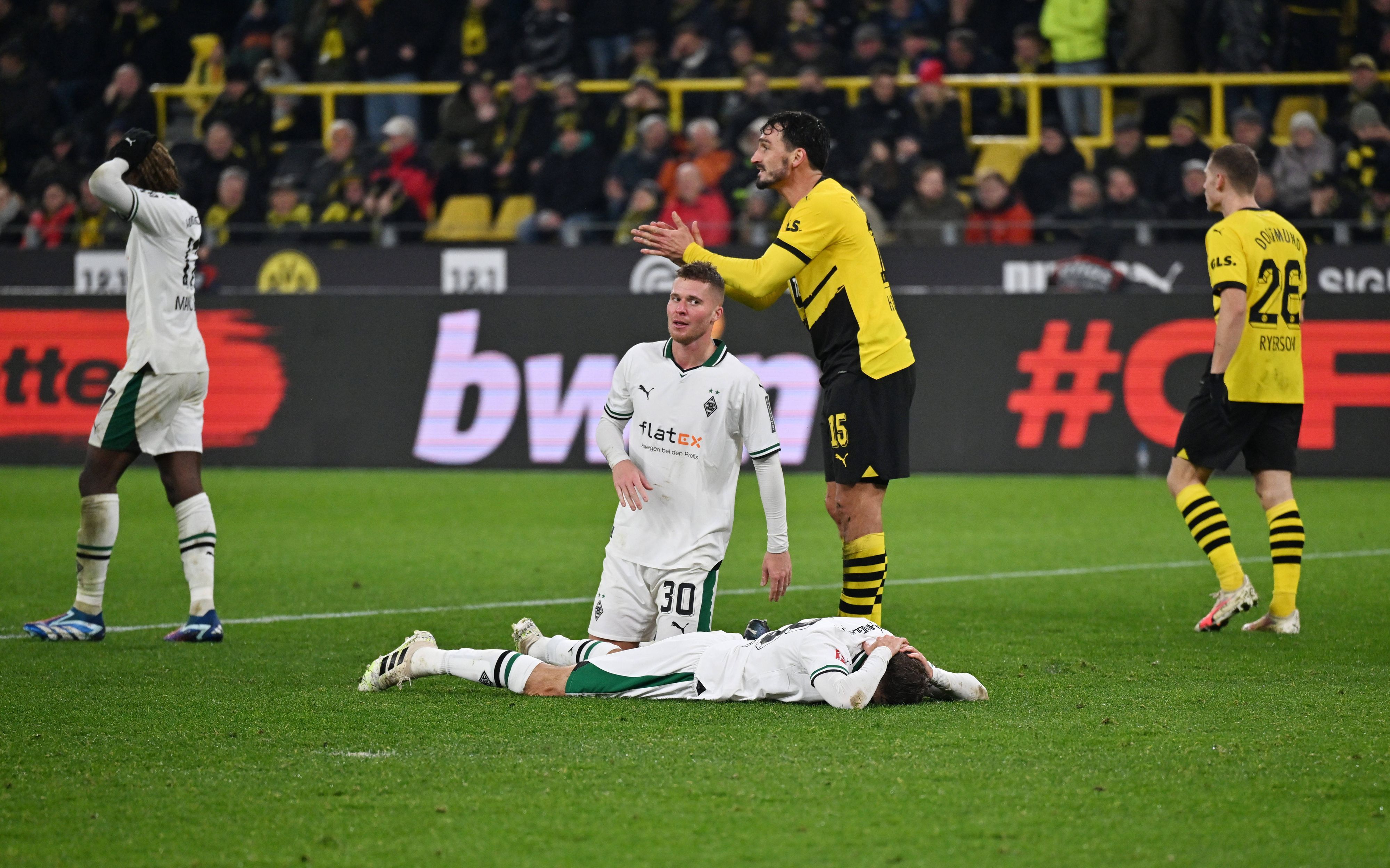 Christoph Kramer liegt enttäuscht auf dem Boden.