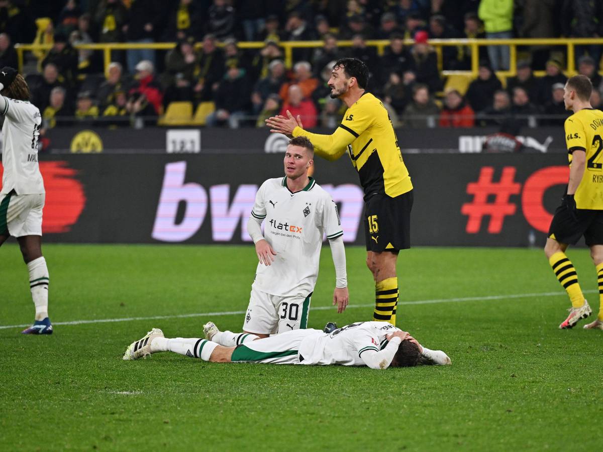 Christoph Kramer liegt enttäuscht auf dem Boden.