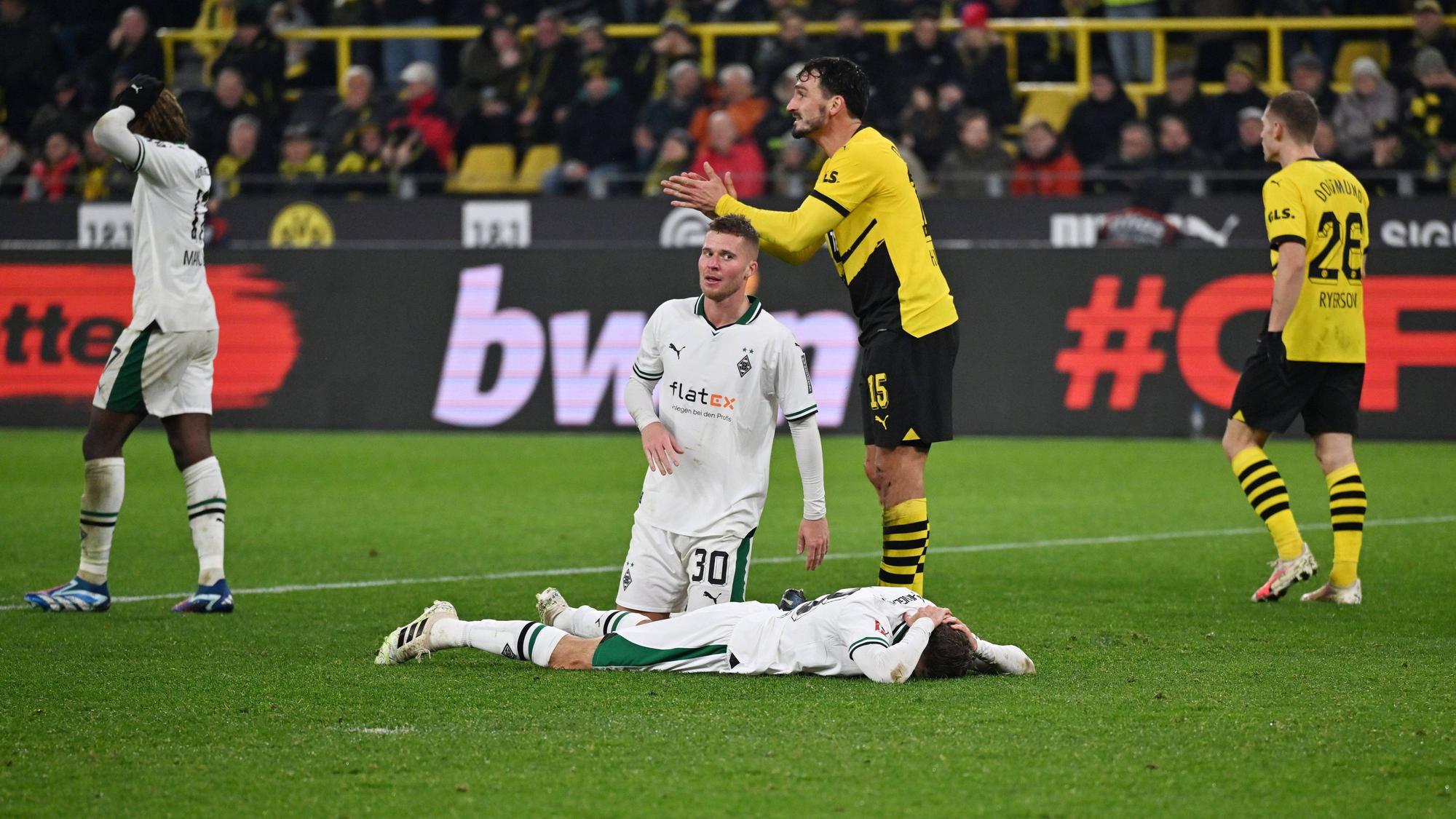 Christoph Kramer liegt enttäuscht auf dem Boden.