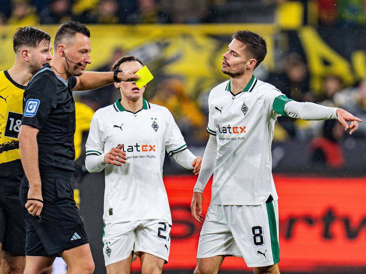 Sven Jablonski zeigt Julian Weigl eine Gelbe Karte.