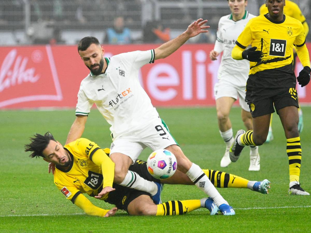 Ramy Bensebainu und Franck Honorat im Zweikampf.