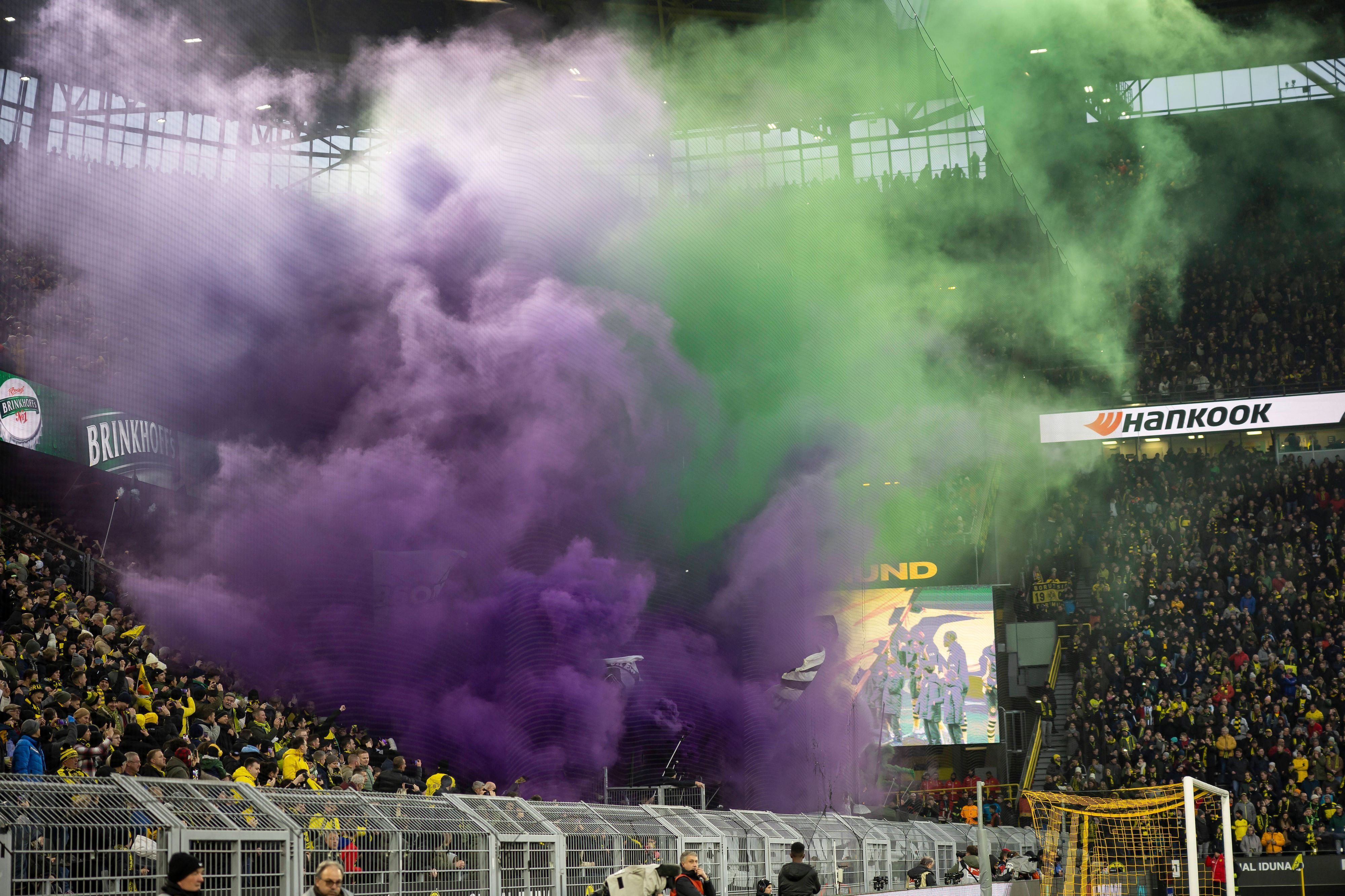 Die Gladbach-Fans mit einer Pyro-Aktion in Dortmund.