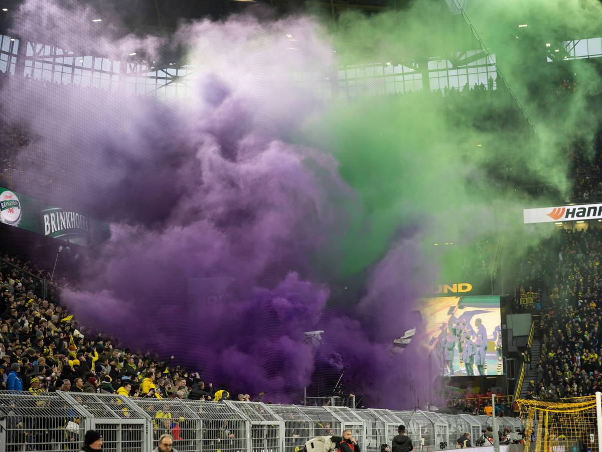 Die Gladbach-Fans mit einer Pyro-Aktion in Dortmund.