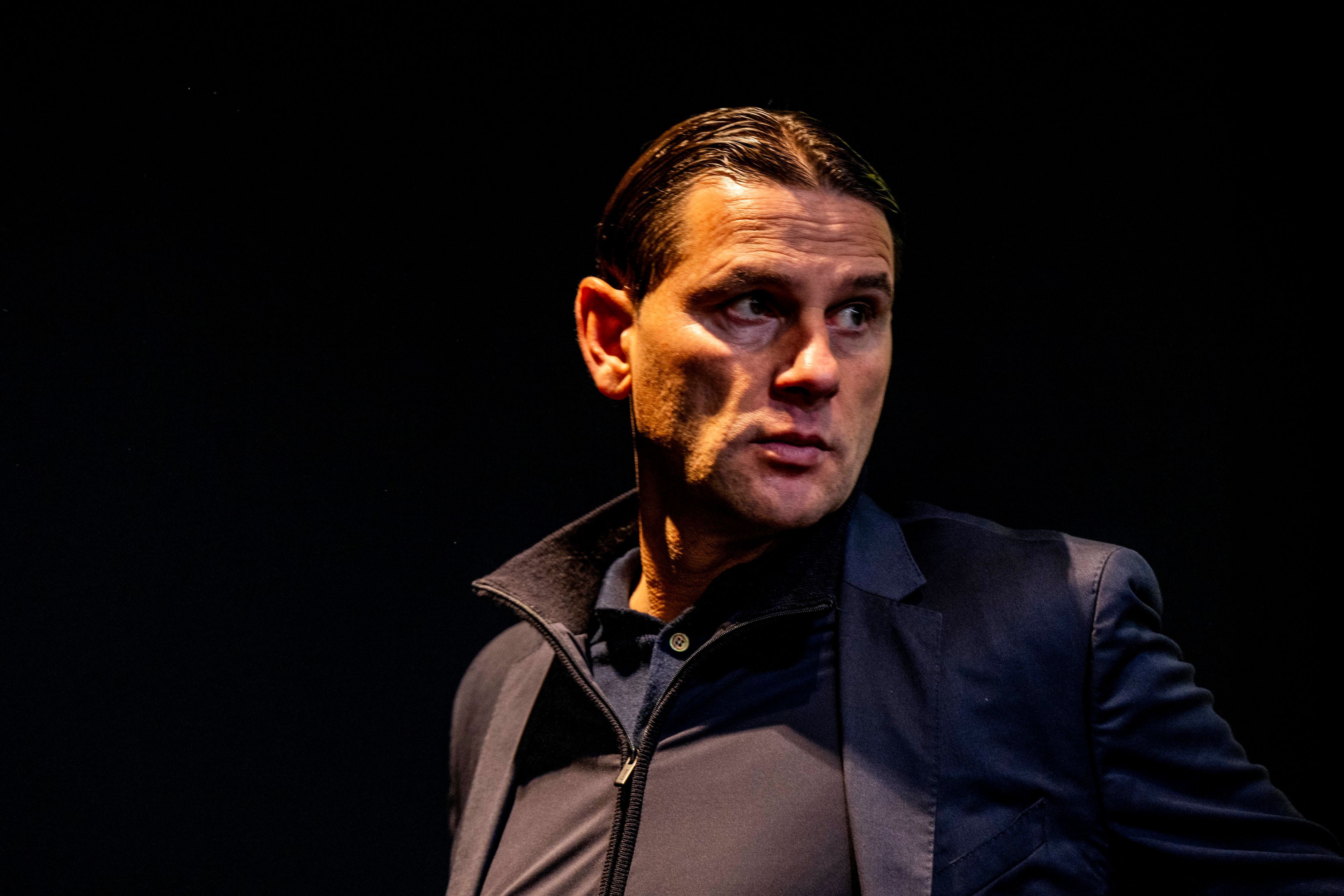 Gerardo Seoane im Presseraum von Borussia Dortmund.