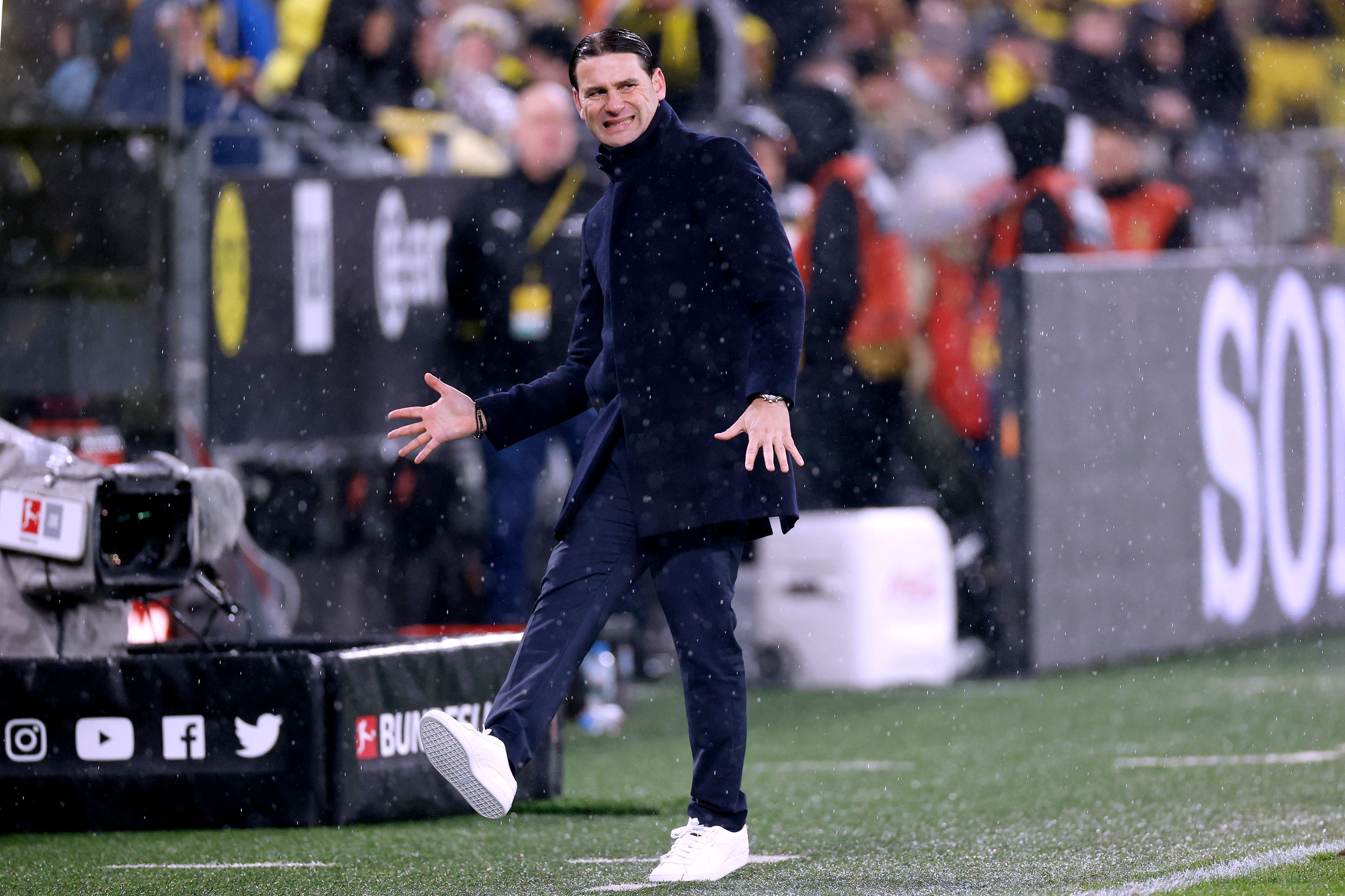 Gerardo Seoane macht mit seinem rechten Bein eine Schussbewegung.