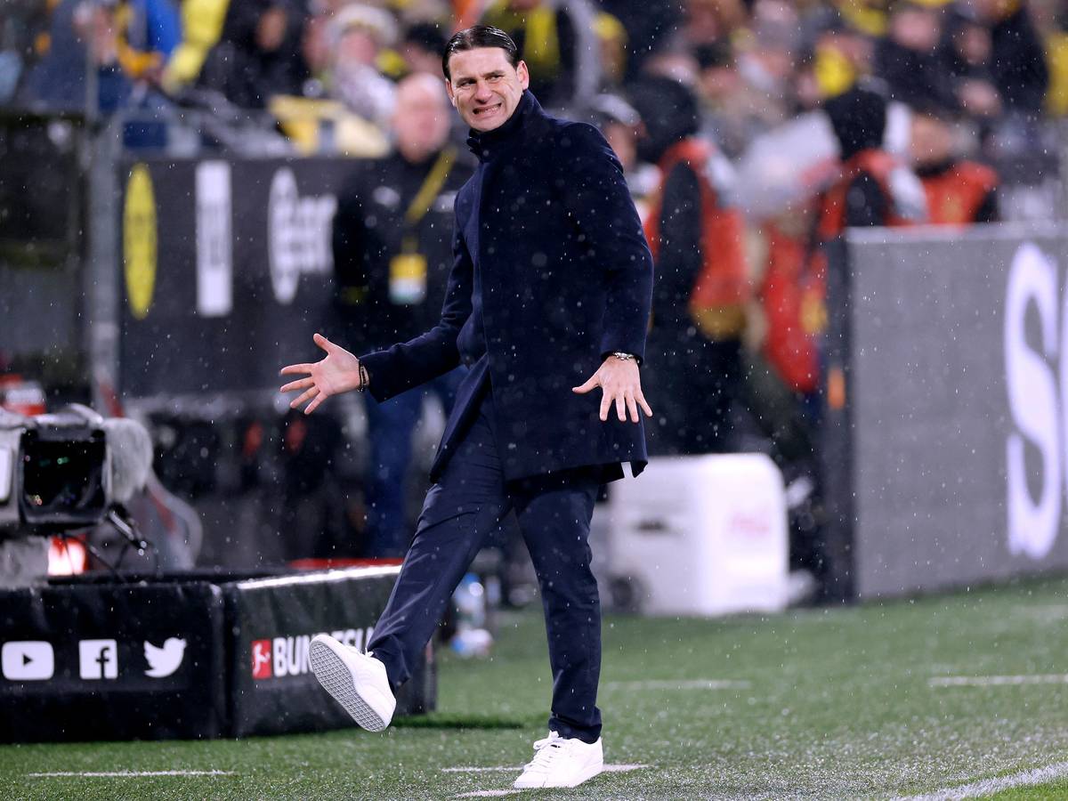 Gerardo Seoane macht mit seinem rechten Bein eine Schussbewegung.