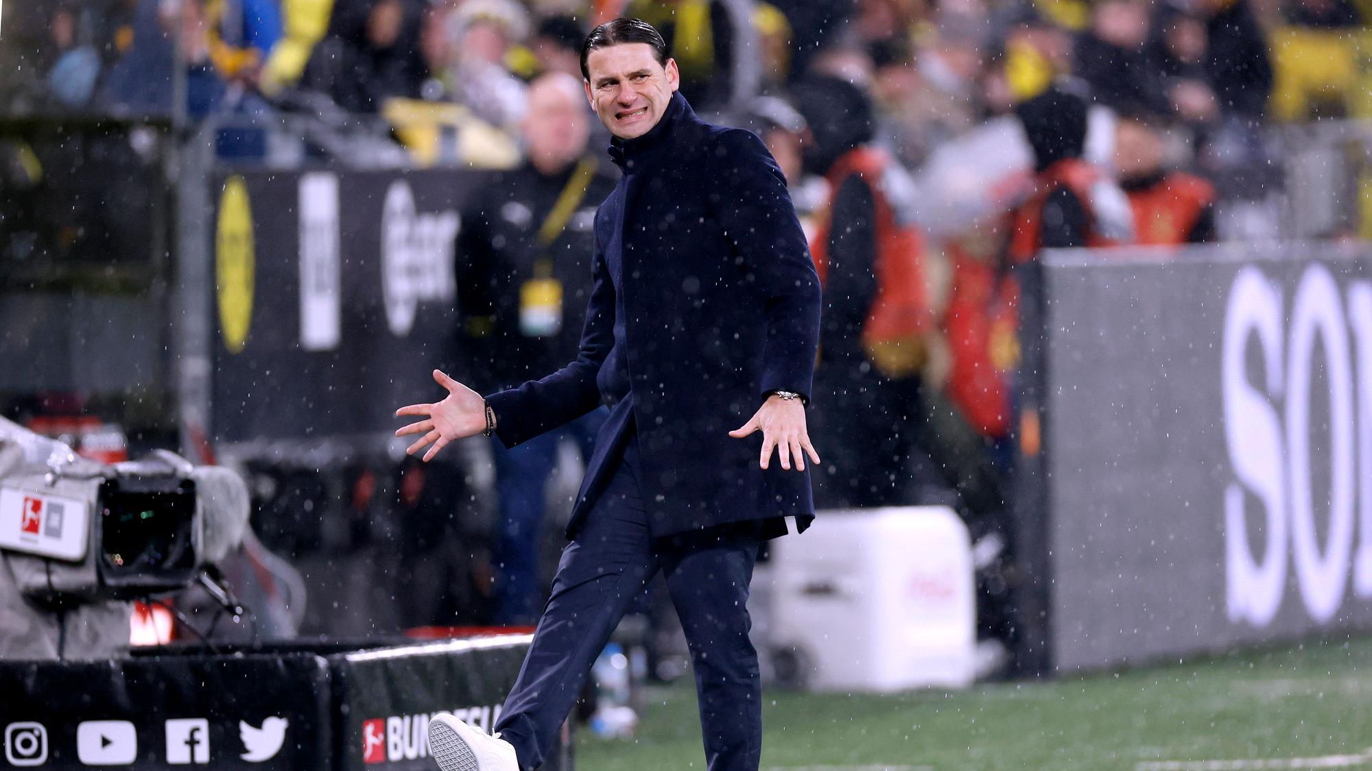 Gerardo Seoane macht mit seinem rechten Bein eine Schussbewegung.