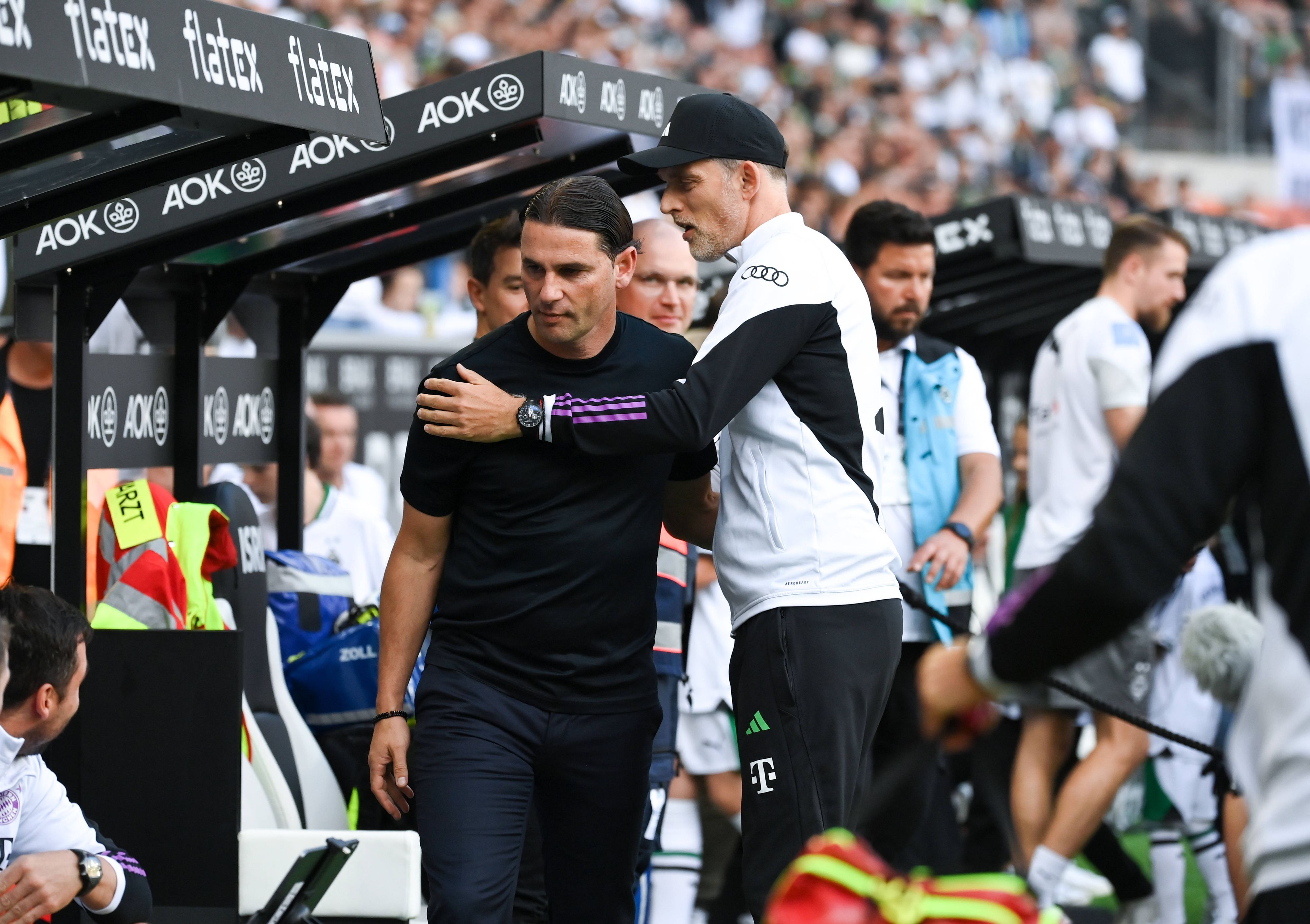 Gerardo Seoane (l.) und Thomas Tuchel begrüßen sich vor dem Bundesliga-Duell zwischen Borussia Mönchengladbach und dem FC Bayern München.