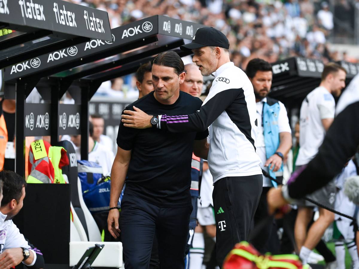Gerardo Seoane (l.) und Thomas Tuchel begrüßen sich vor dem Bundesliga-Duell zwischen Borussia Mönchengladbach und dem FC Bayern München.