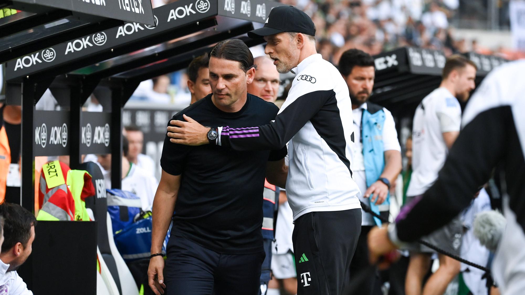 Gerardo Seoane (l.) und Thomas Tuchel begrüßen sich vor dem Bundesliga-Duell zwischen Borussia Mönchengladbach und dem FC Bayern München.